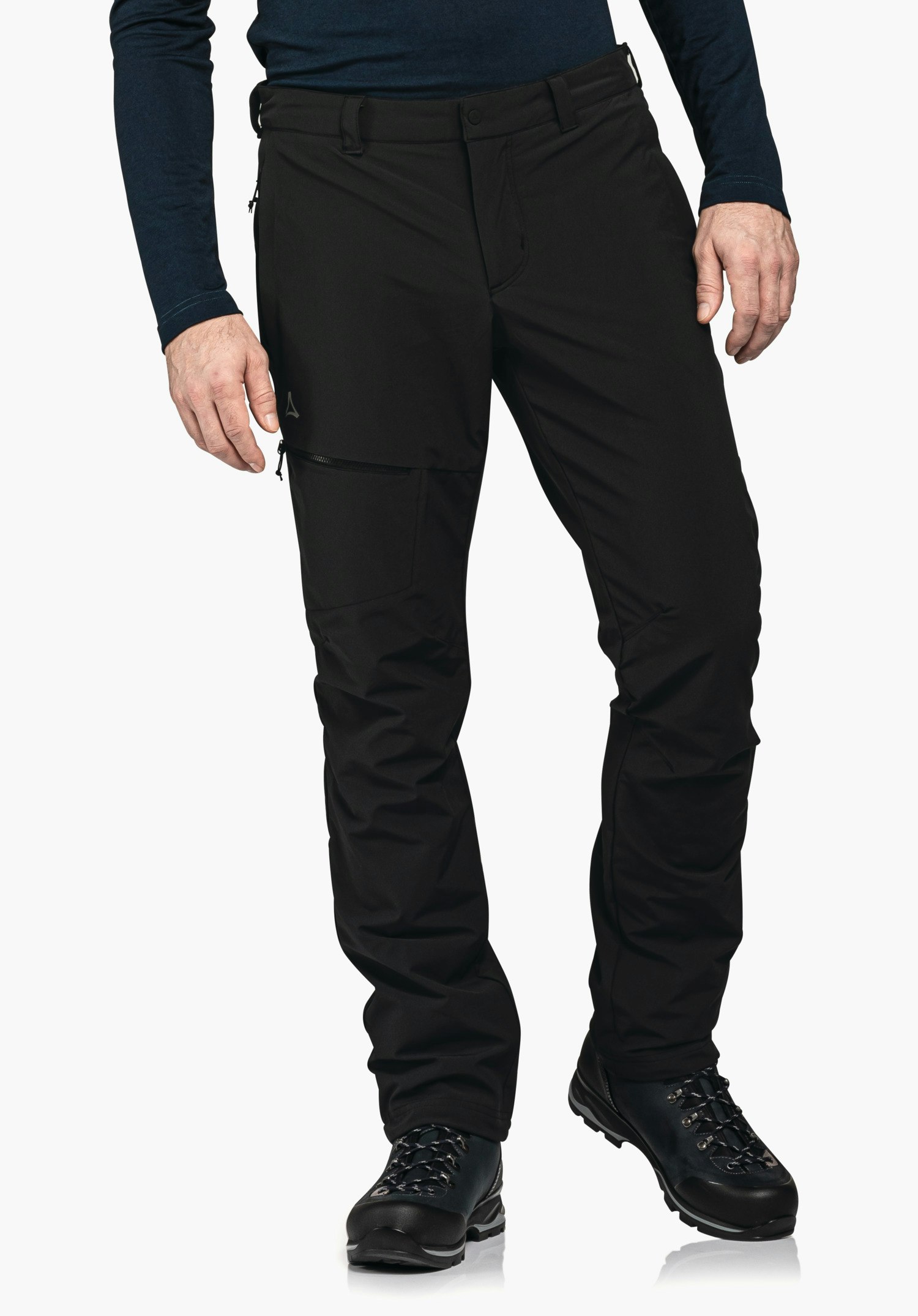 Pants Koper1 Warm M Schwarze Outdoorhose, getragen von stehender Person, mit Schöffel-Logo an linker Oberschenkel, Reißverschlusstasche; kombiniert mit dunkelblauem Oberteil und schwarzen Wanderschuhen vor weißem Hintergrund.