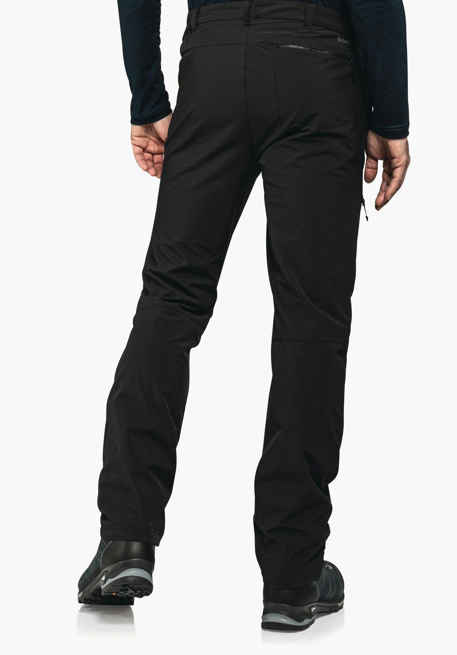 Pants Koper1 Warm M Schwarze Outdoor-Hose, von hinten getragen; Person mit dunkelblauem Oberteil steht vor weißem Hintergrund. Auf Bundtasche Text: "Schöffel".