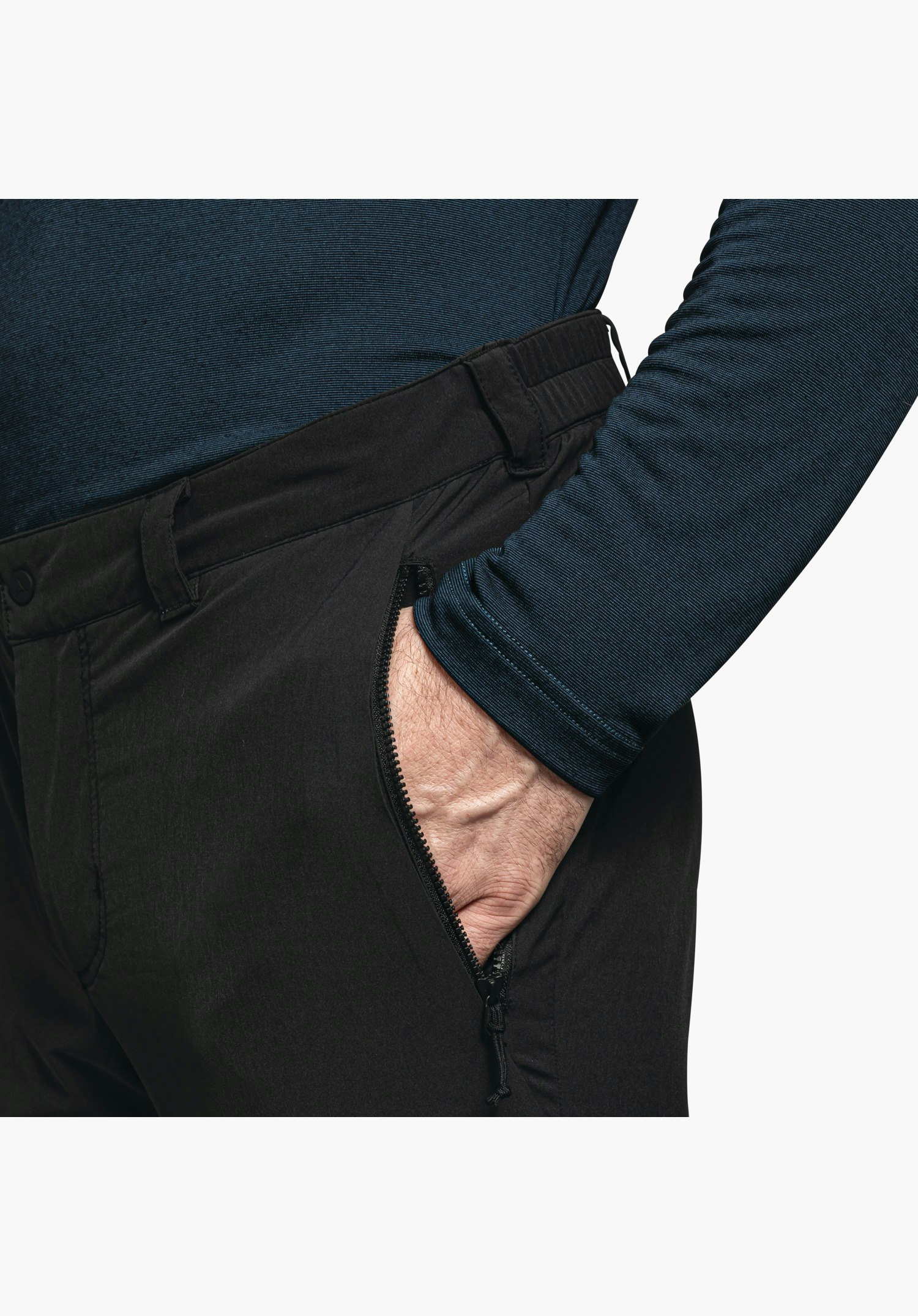 Pants Koper1 Warm M zeigt den schwarzen Reißverschluss der Eingrifftasche sowie den Bund mit Gürtelschlaufen. Nahaufnahme vor weißem/neutralem Hintergrund.