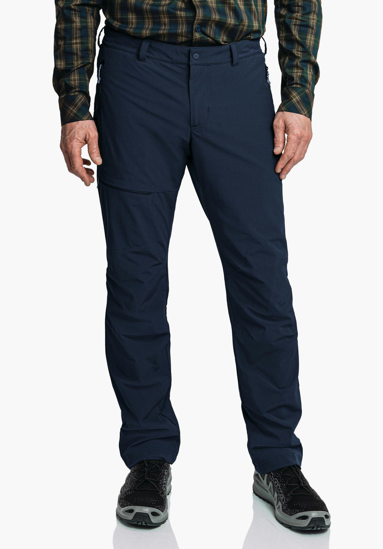 Pants Koper1 Warm M Dunkelblaue Outdoor-Hose, stehend getragen; Person trägt dunkelgrün kariertes Hemd und schwarze Wanderschuhe; Hände sichtbar, neutraler weißer Hintergrund.