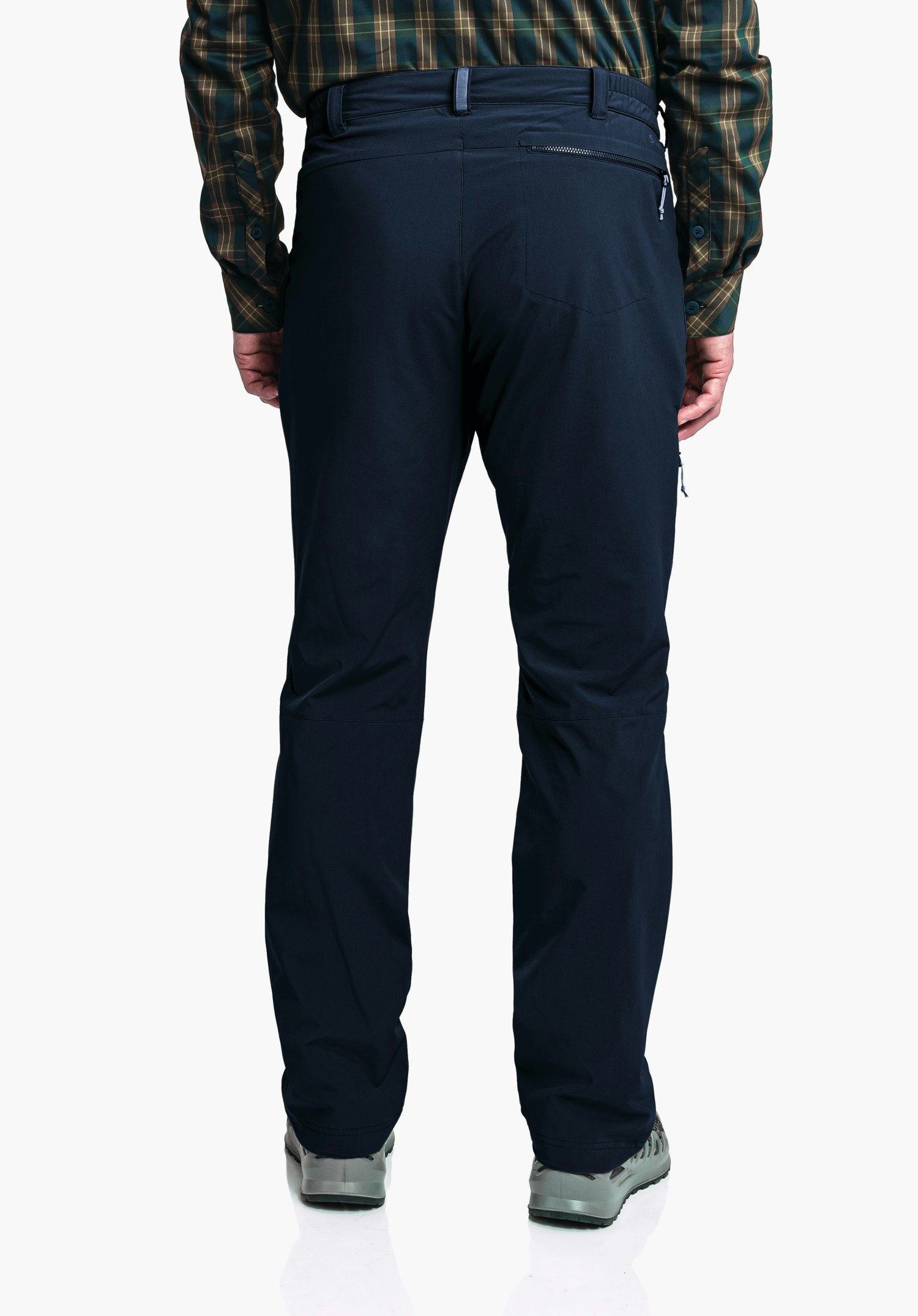 Pants Koper1 Warm M dunkelblaue Hose, von hinten getragen; Person steht mit Händen an den Seiten, trägt kariertes Hemd in dunkelgrün und gelb; weißer Studiohintergrund.