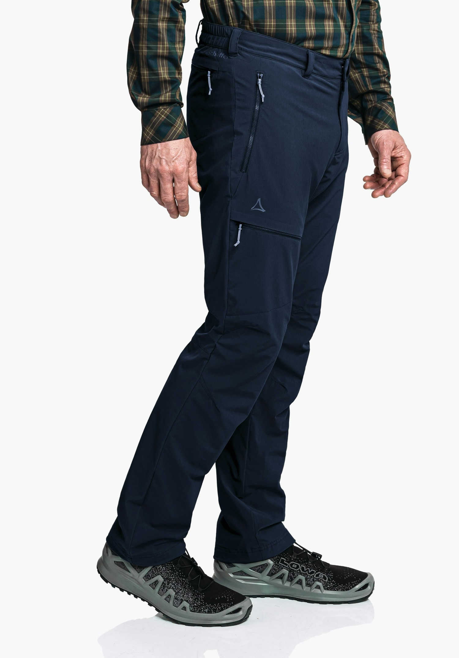 Pants Koper1 Warm M Dunkelblaue Outdoor-Hose steht seitlich, getragen von Person mit grün-gelb kariertem Hemd; Schöffel-Logo auf Oberschenkel. Sichtbarer Text: "schöffel", "LOWA".