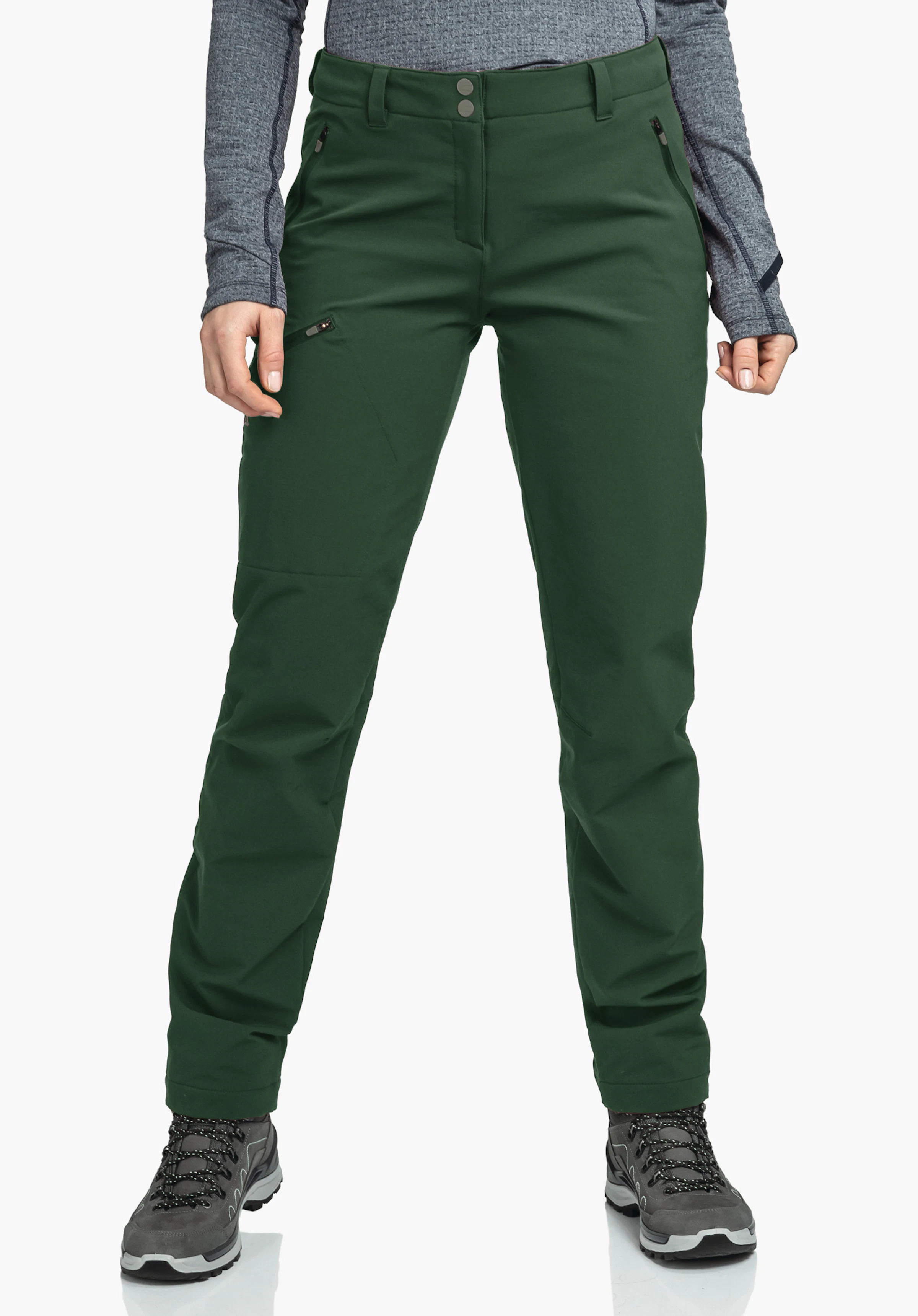Pants Ascona Warm L Dunkelgrüne Outdoorhose, an den Hüften getragen, Beine leicht gespreizt; weißer Studiohintergrund, Person trägt hellgraues Langarmshirt und graue Wanderschuhe.