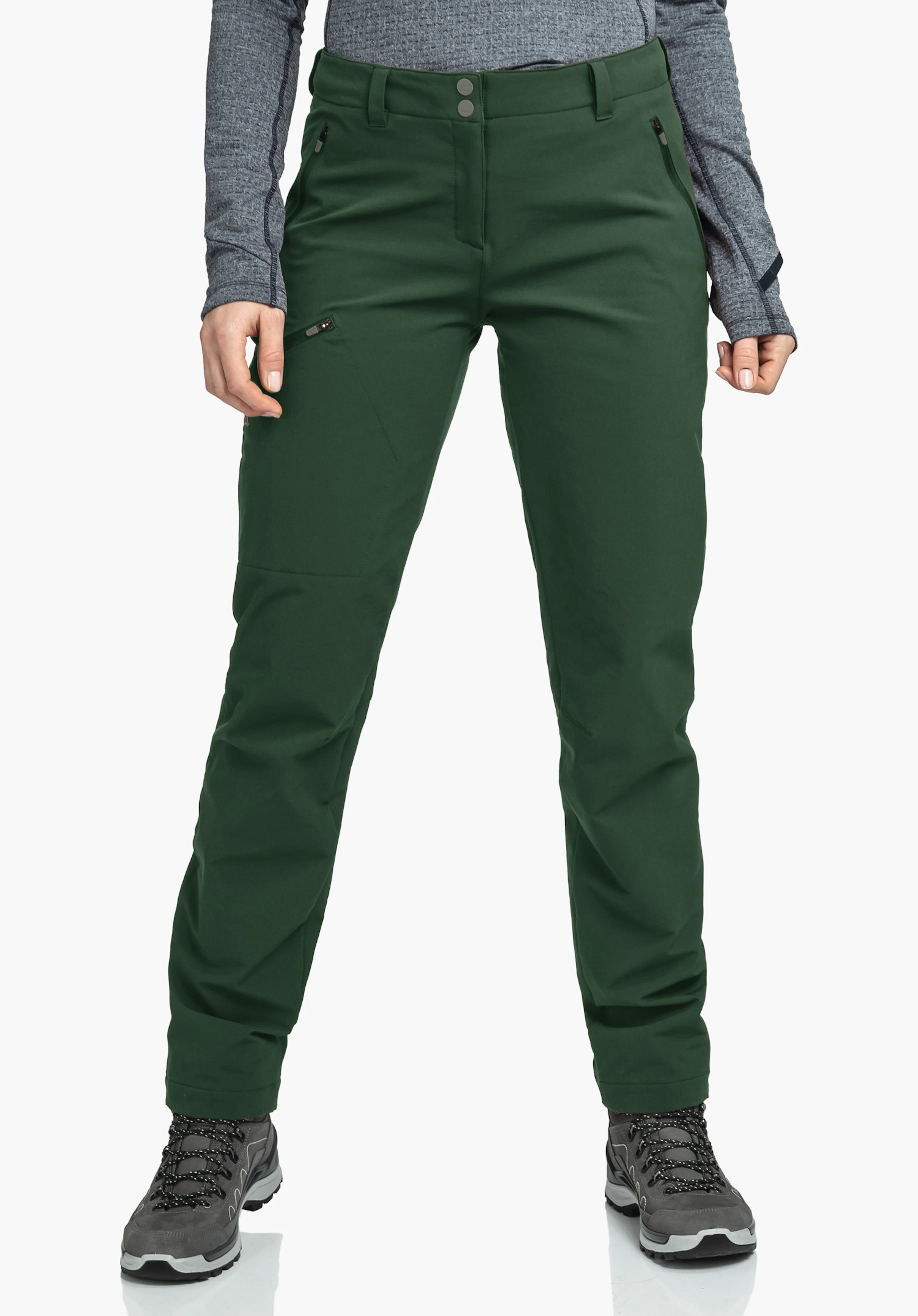 Pants Ascona Warm L Dunkelgrüne Outdoorhose, an den Hüften getragen, Beine leicht gespreizt; weißer Studiohintergrund, Person trägt hellgraues Langarmshirt und graue Wanderschuhe.