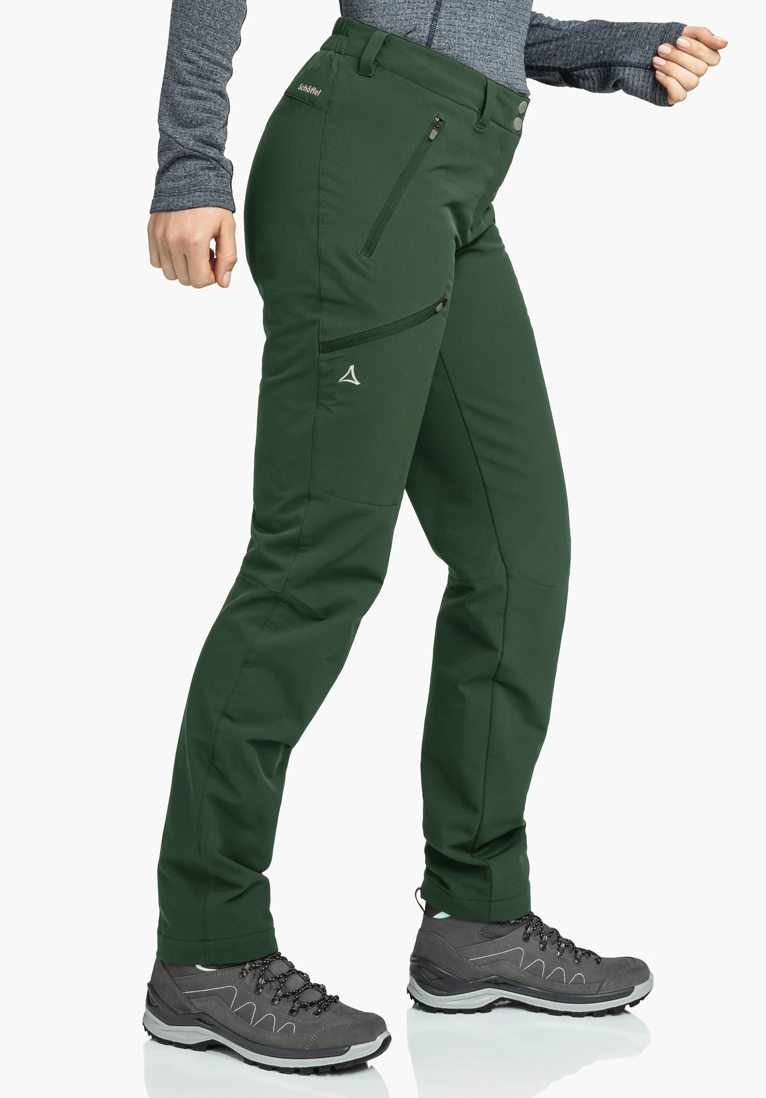Pants Ascona Warm L Dunkelgrüne Outdoorhose, getragen von stehender Person, mit Reißverschlusstaschen und Schöffel-Logo (dreieck); Text auf Hose: "Schöffel"; weißer Hintergrund.