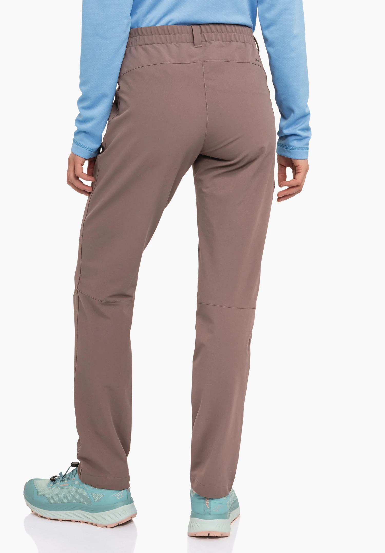 Pants Ascona Warm L Hose, wird von hinten getragen; Person steht aufrecht vor weißem Hintergrund, trägt hellblaues Oberteil und hellblau Schuhe.