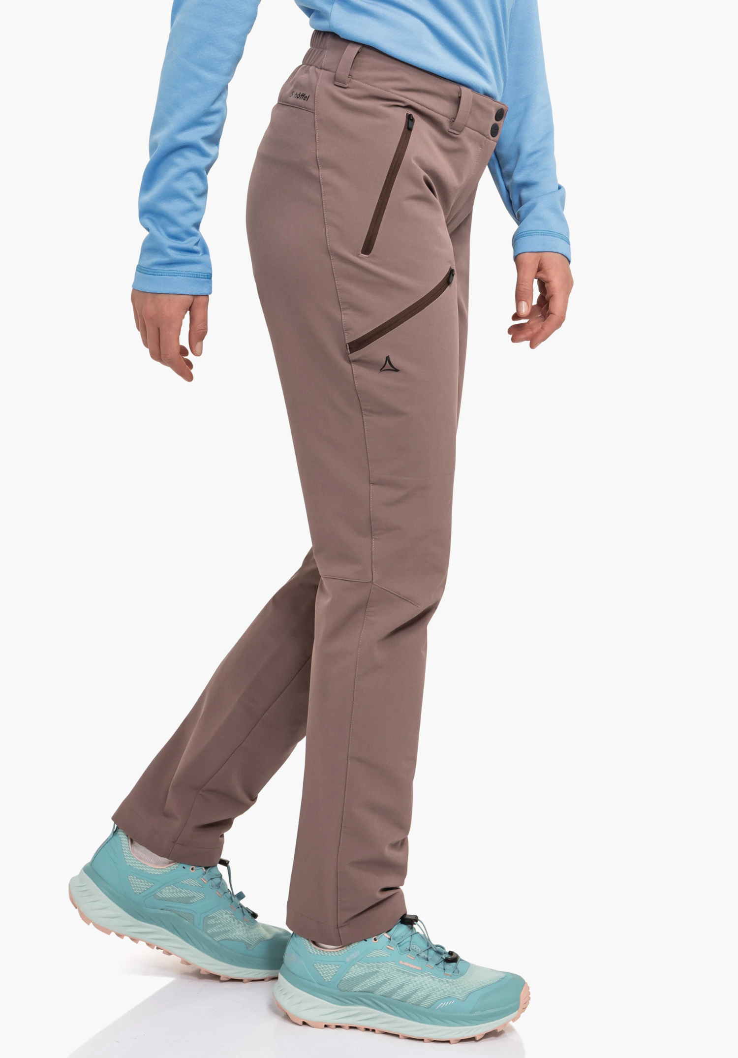 Pants Ascona Warm L dunkelrote Hose, seitlich stehend getragen; Reißverschlusstaschen sichtbar, Schöffel-Logo auf Oberschenkel. Kontext: hellblaues Oberteil und hellblaue Wanderschuhe vor weißem Hintergrund. Text: "Schöffel".