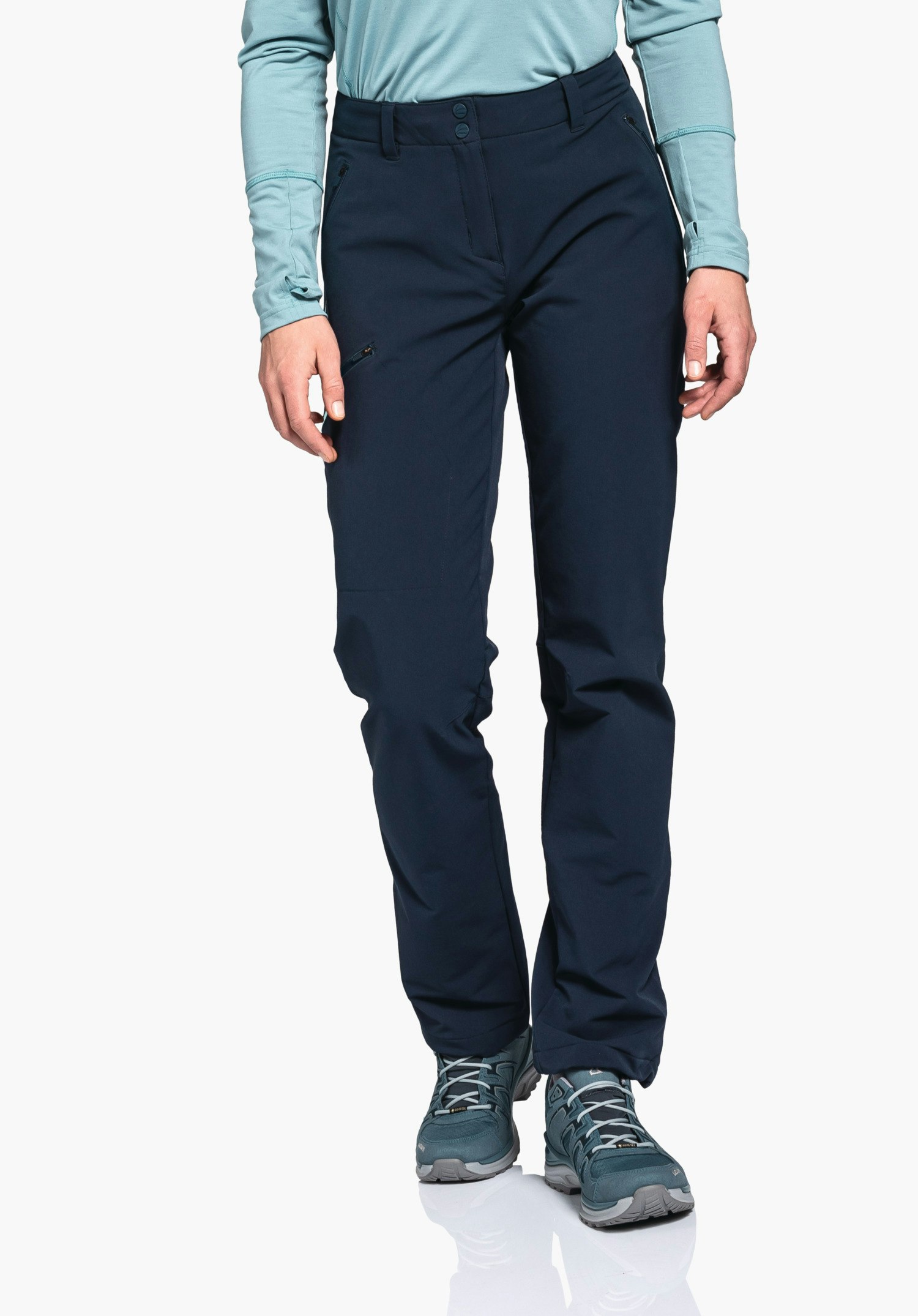 Pants Ascona Warm L Dunkelblaue Outdoorhose; sitzt an stehender Person, Beine leicht gespreizt. Kontext: hellblaues Langarmshirt, dunkelblaue Wanderschuhe, freier weißer Hintergrund, Sicht von Hüfte bis Schuhspitzen.