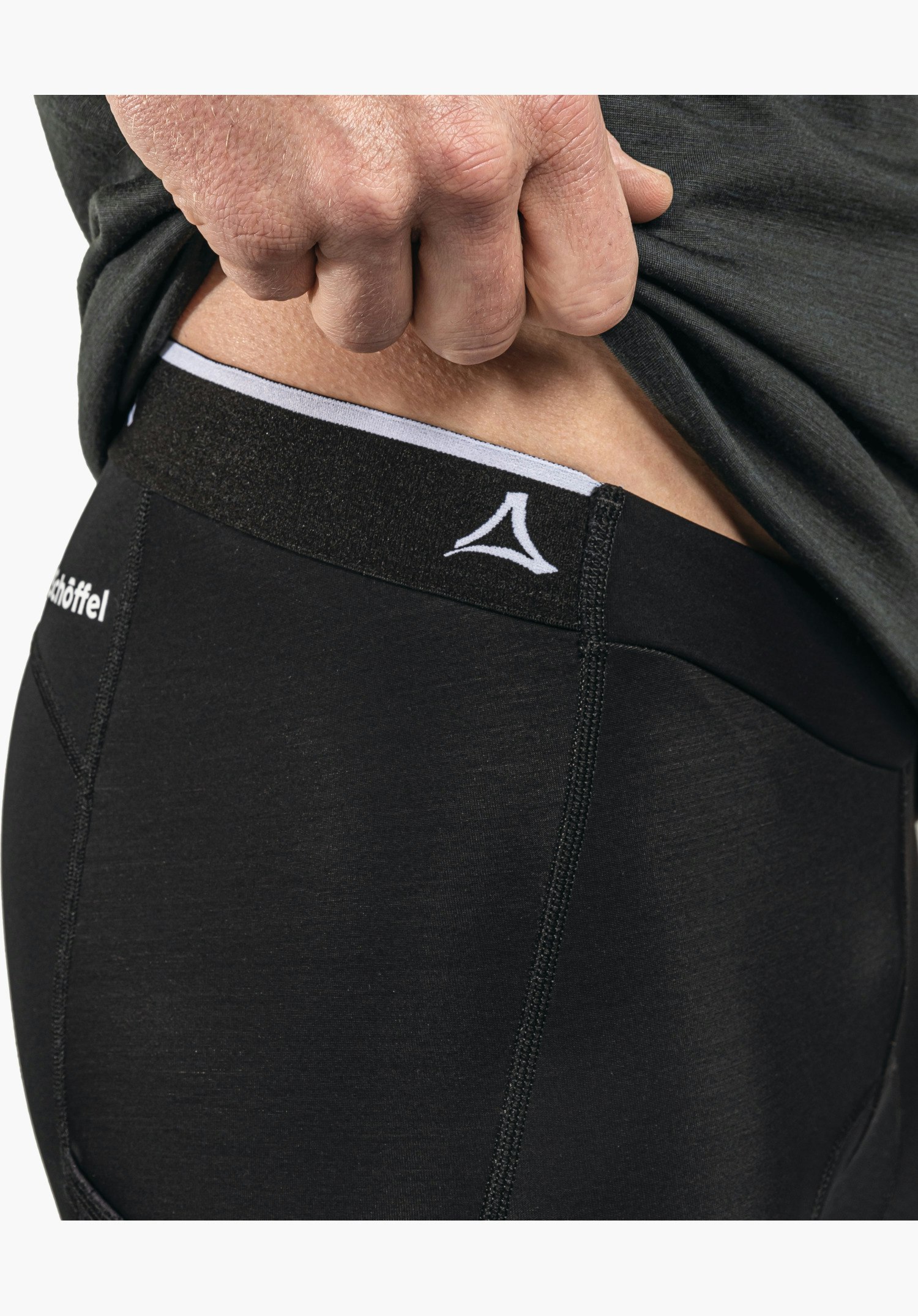 Skin Pants Warm 4h M elastischer schwarzer Bund mit weißem Schöffel-Logo Nahaufnahme vor weißem/neutralem Hintergrund.