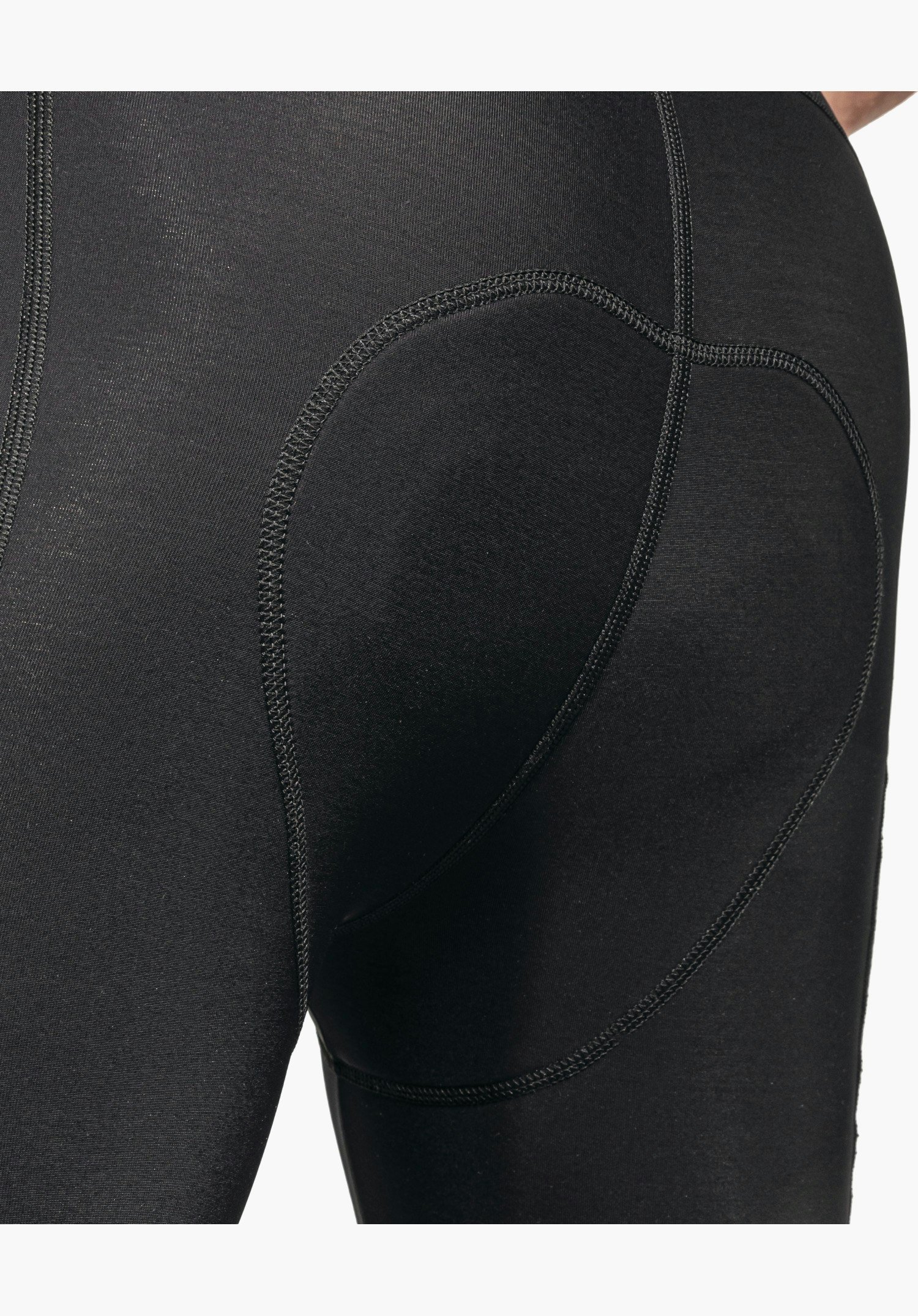 Skin Pants Warm 4h M zeigt die ergonomische Kontur des integrierten Sitzpolsters im schwarzen Funktionsmaterial, Nahaufnahme vor weißem/neutralem Hintergrund.