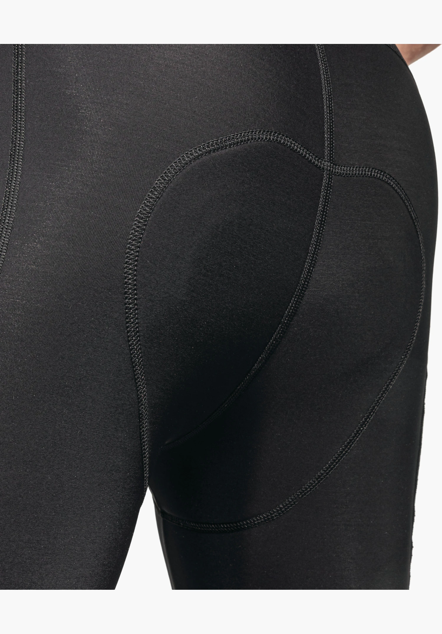 Skin Pants Warm 4h M zeigt die ergonomische Kontur des integrierten Sitzpolsters im schwarzen Funktionsmaterial, Nahaufnahme vor weißem/neutralem Hintergrund.