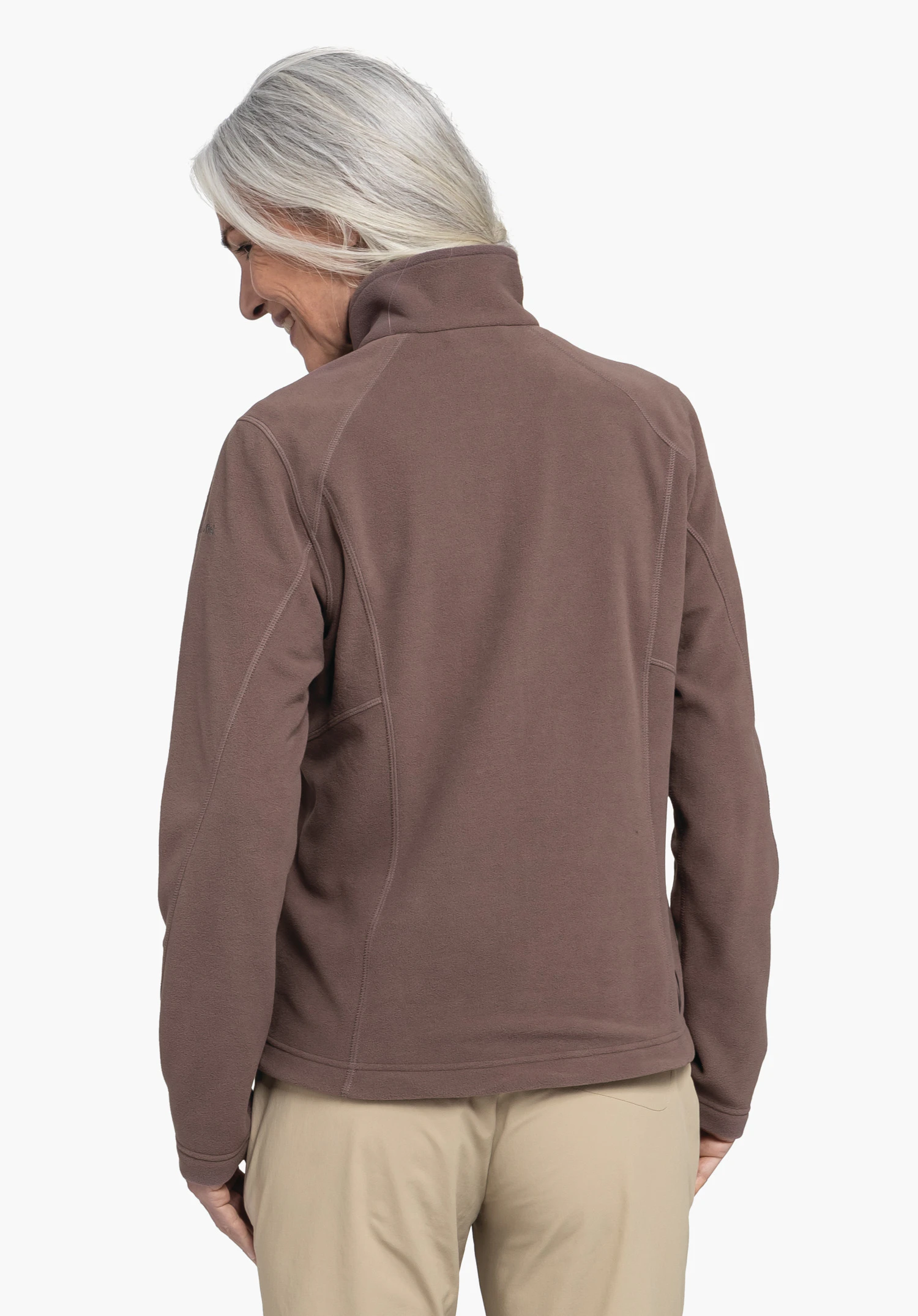 Fleece Jacket Leona3 in der Farbe Braun in der Rückenansicht mit dezentem Schöffel-Logo am Ärmel vor neutralem Hintergrund.