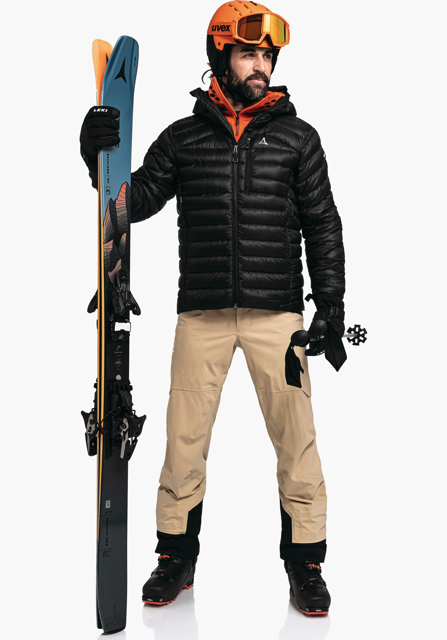 Down Jacket Silvretta M: Detailansicht des glänzenden schwarzen Materials mit horizontaler Steppung und dem Schöffel-Logo auf der Brust, Nahaufnahme vor weißem Hintergrund.