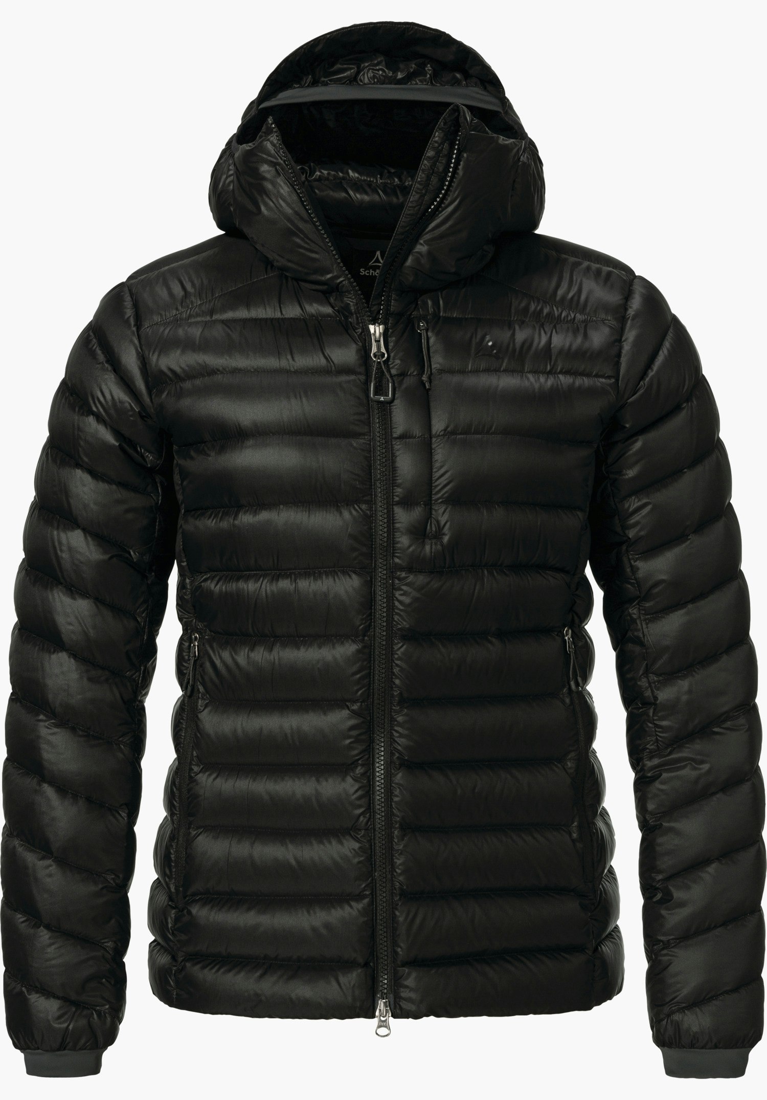 Down Jacket Silvretta L doudoune noire à capuche, fermeture éclair fermée, matelassage horizontal et poches latérales zippées; positionnée de face sur fond blanc, avec logo Schöffel visible à l’intérieur du col.