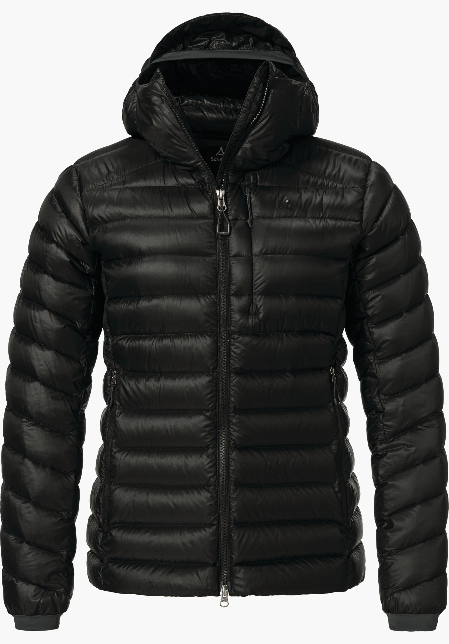 Down Jacket Silvretta L Schwarze Steppjacke mit Kapuze, frontal geschlossenem Reißverschluss, horizontalen Steppnähten und seitlichen Reißverschlusstaschen; frontal vor weißem Hintergrund positioniert, mit Schöffel-Logo innen am Kragen.