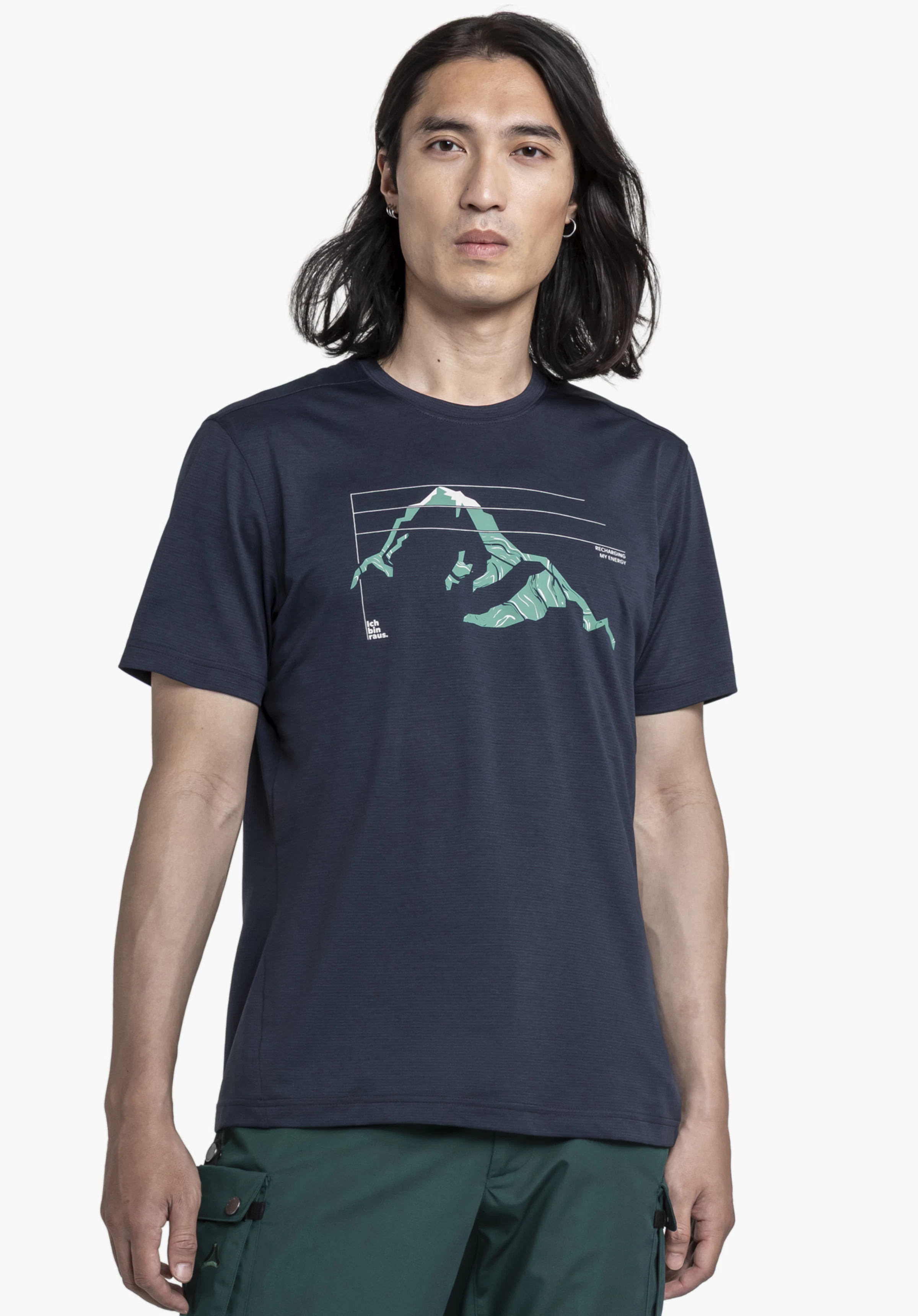 CIRC T Shirt Sulten M in Blau präsentiert von einem Model, das frontal in die Kamera blickt. Das Shirt ist vor einem neutralen Hintergrund zu sehen und zeigt einen detaillierten Berggrafik-Druck auf der Vorderseite.