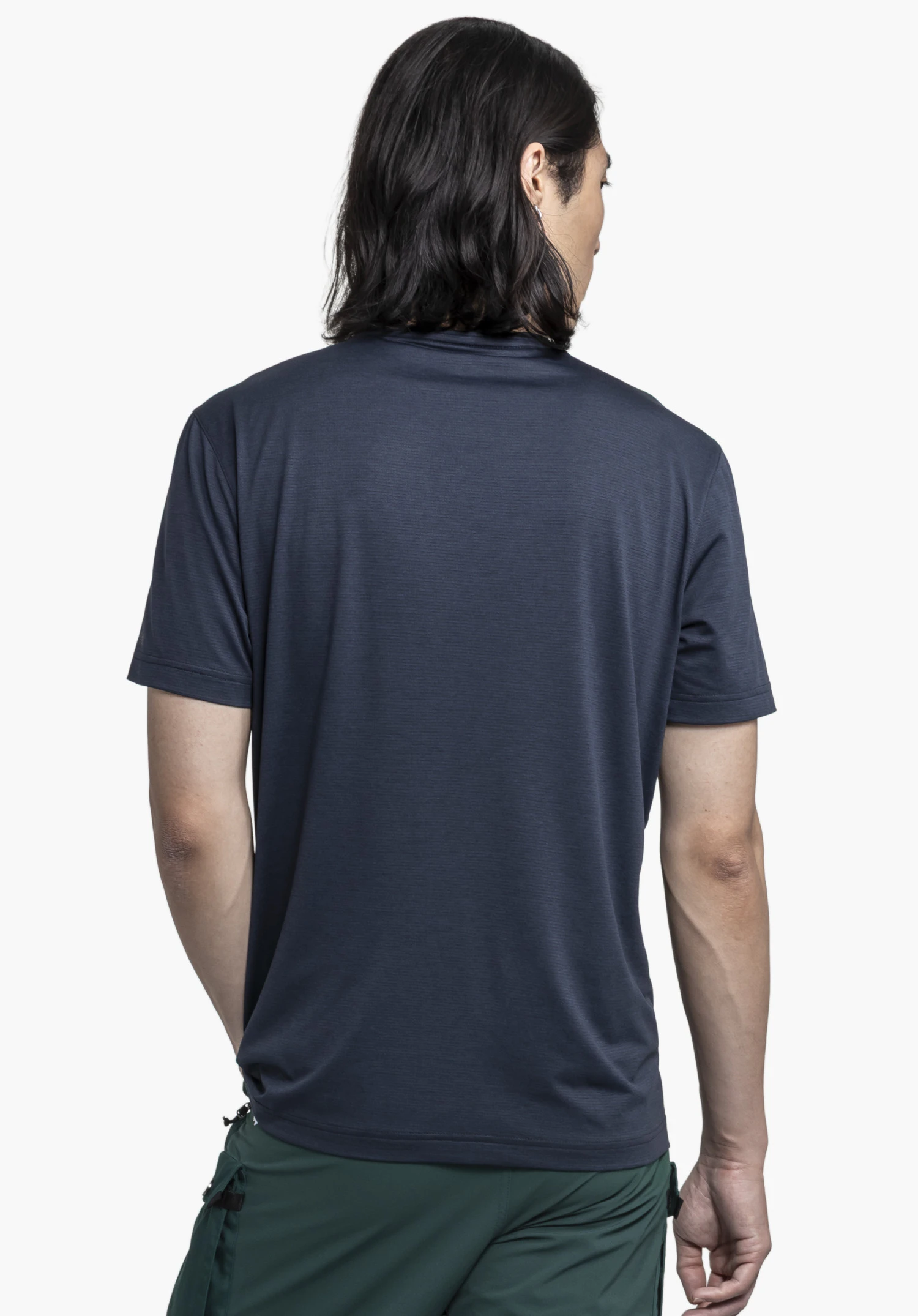 CIRC T Shirt Sulten M in Blau präsentiert in der Rückenansicht von einem Model vor neutralem Hintergrund.