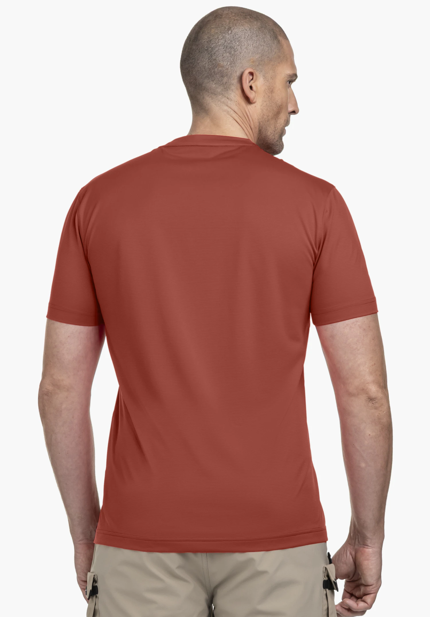 CIRC T Shirt Sulten M in a rich red color is captured from the back. The model is positioned against a neutral background, highlighting the sleek fit of the shirt.