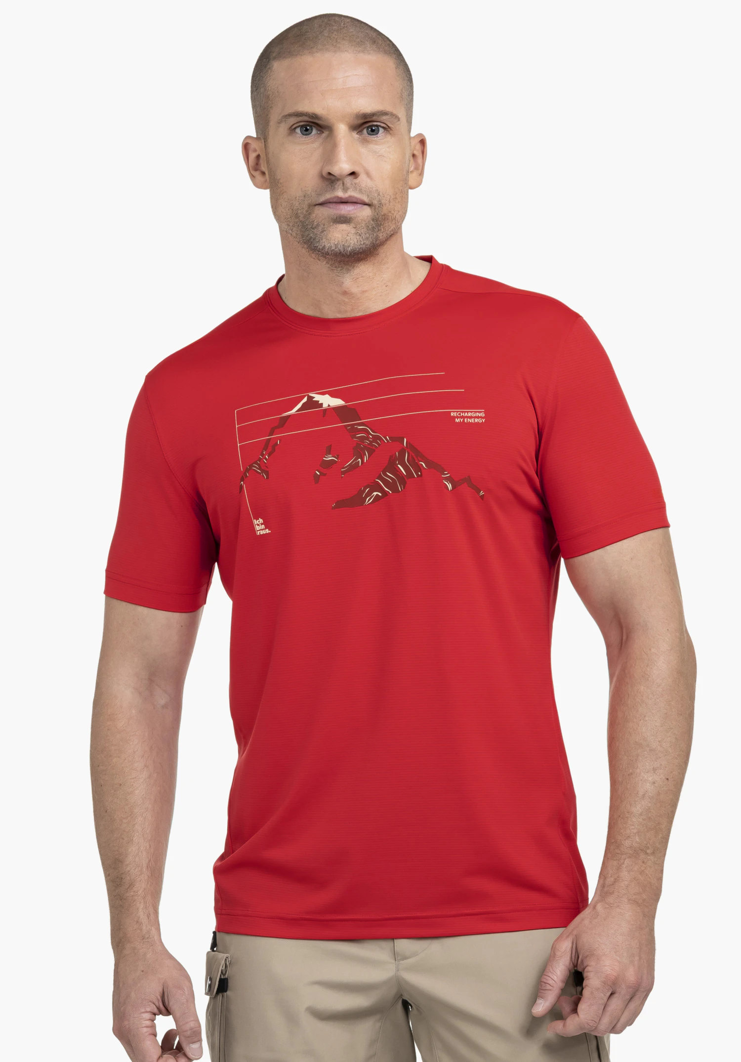 CIRC T Shirt Sulten M en rouge vif. Le mannequin est photographié de face sur un fond neutre, mettant en valeur le t-shirt et son imprimé montagne graphique sur la poitrine. Le logo Schöffel, discret, est placé au niveau de la nuque et souligne l'aspect fonctionnel du vêtement.