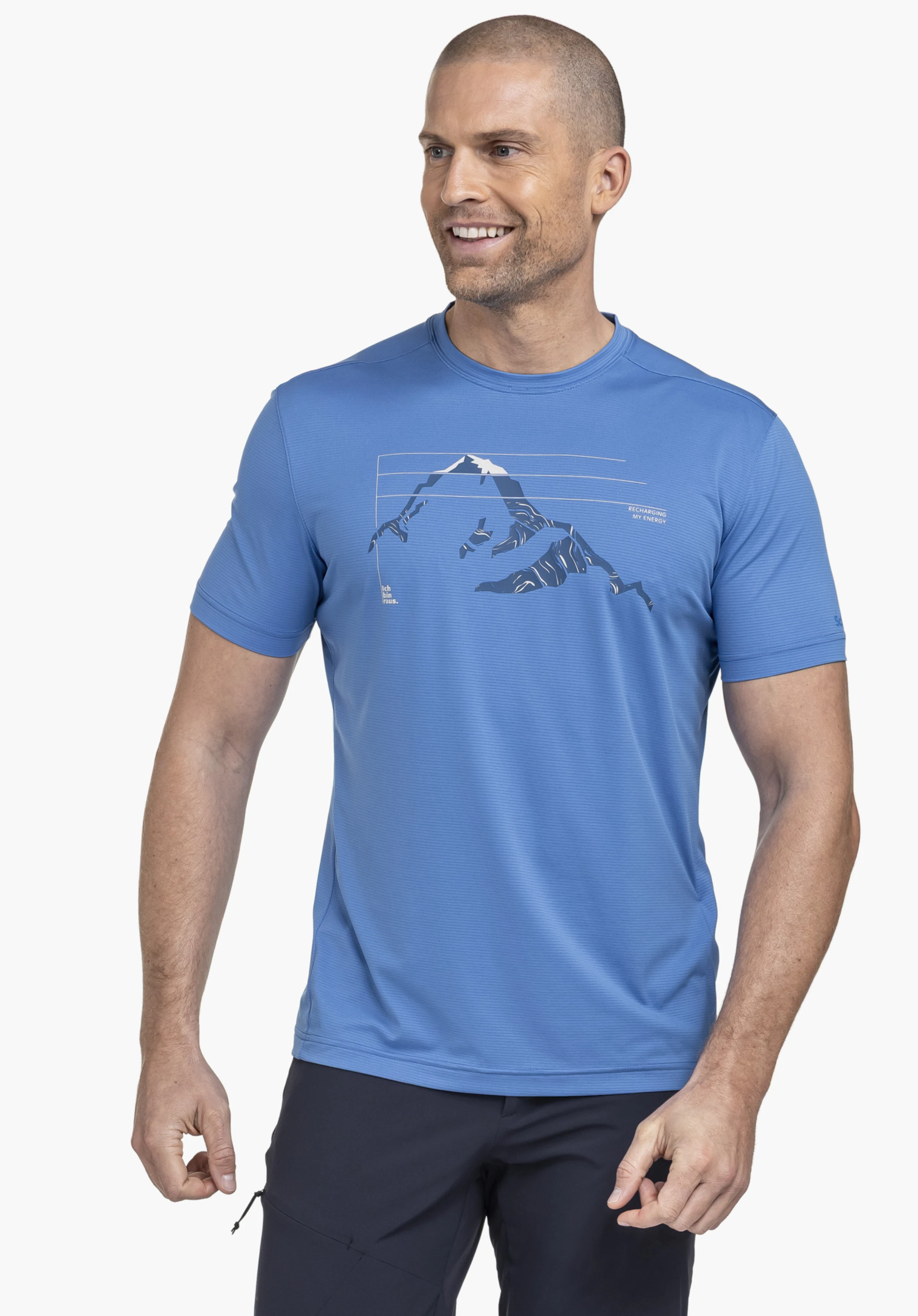 CIRC T Shirt Sulten M in Blau: Ein Model präsentiert das T-Shirt in einer leicht seitlichen Pose vor neutralem Hintergrund. Das Shirt besticht durch seinen dynamischen Frontdruck, während das dezente Schöffel-Logo am Ärmel die sportliche Optik perfekt abrundet.