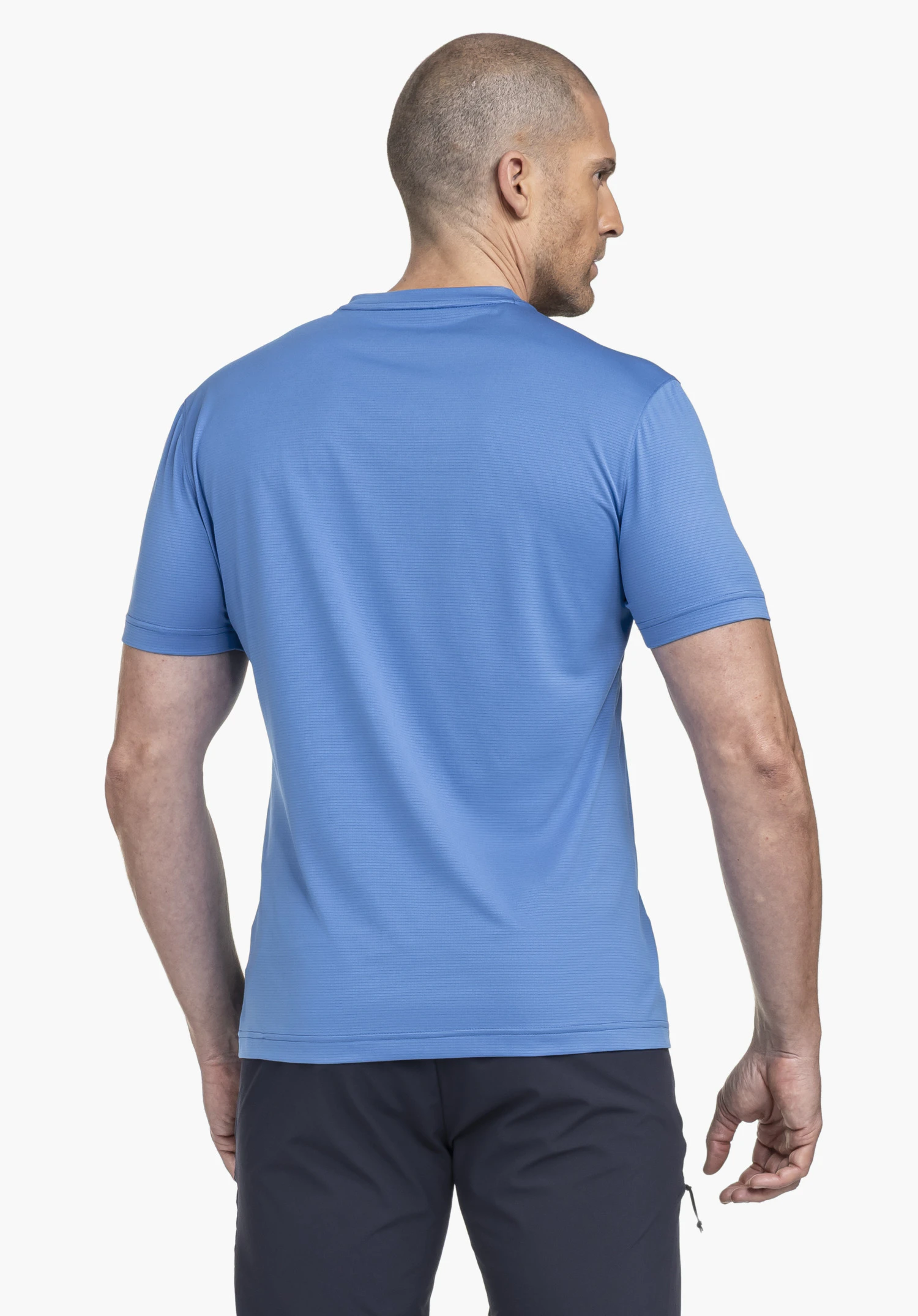 CIRC T Shirt Sulten M in Blau in der Rückenansicht: Das Model präsentiert das T-Shirt vor einem neutralen Hintergrund, wobei die Passform und das Material des Shirts deutlich zur Geltung kommen.