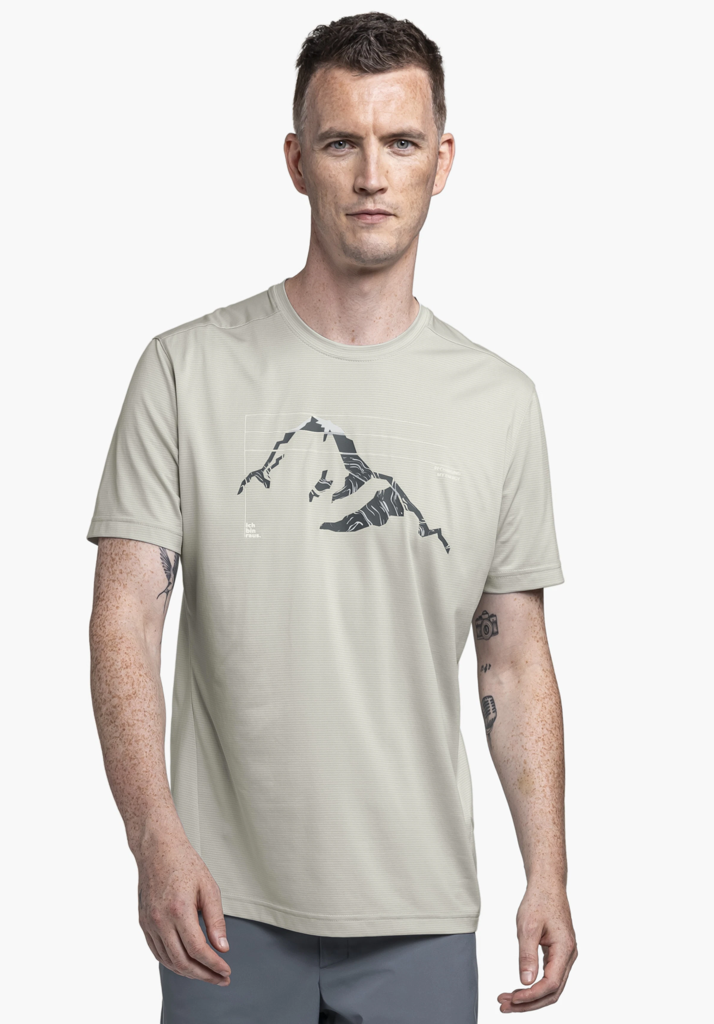 CIRC T Shirt Sulten M in Grau. Ein Model steht frontal vor einem neutralen Hintergrund und trägt das T-Shirt mit markantem Berg-Print auf der Brust.