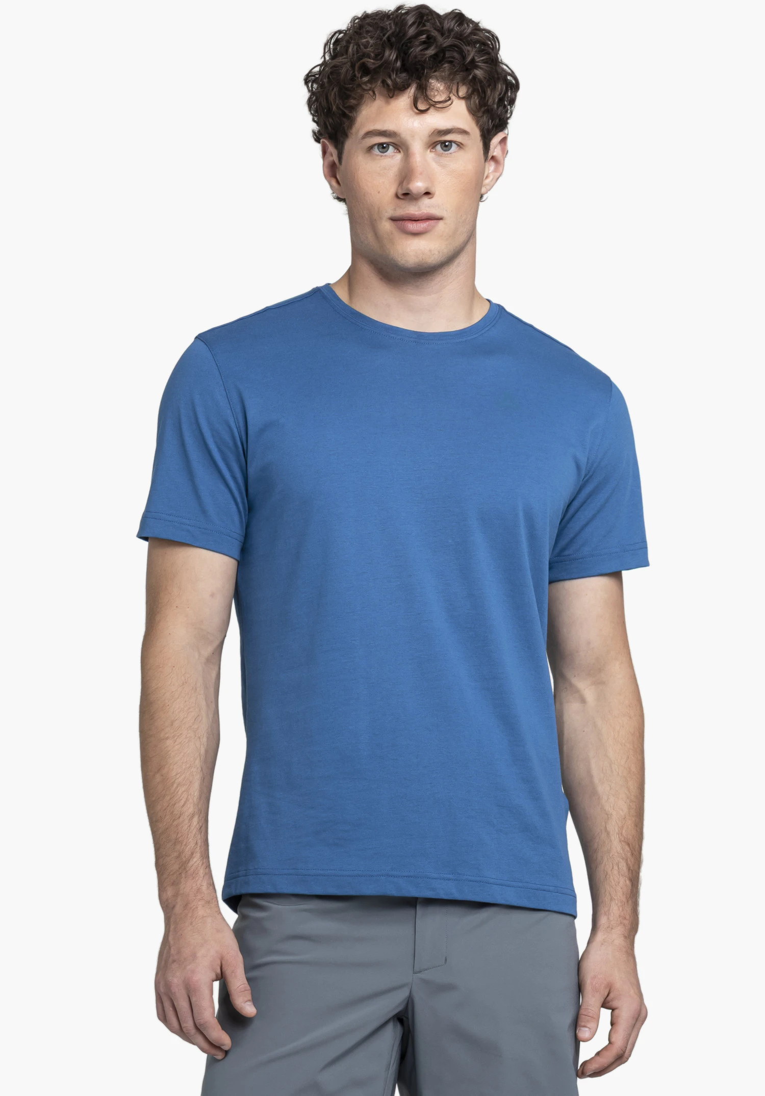 T Shirt Buchberg M en bleu présenté sur un mannequin de face, devant un fond neutre. Le T-shirt se distingue par sa coupe sobre.