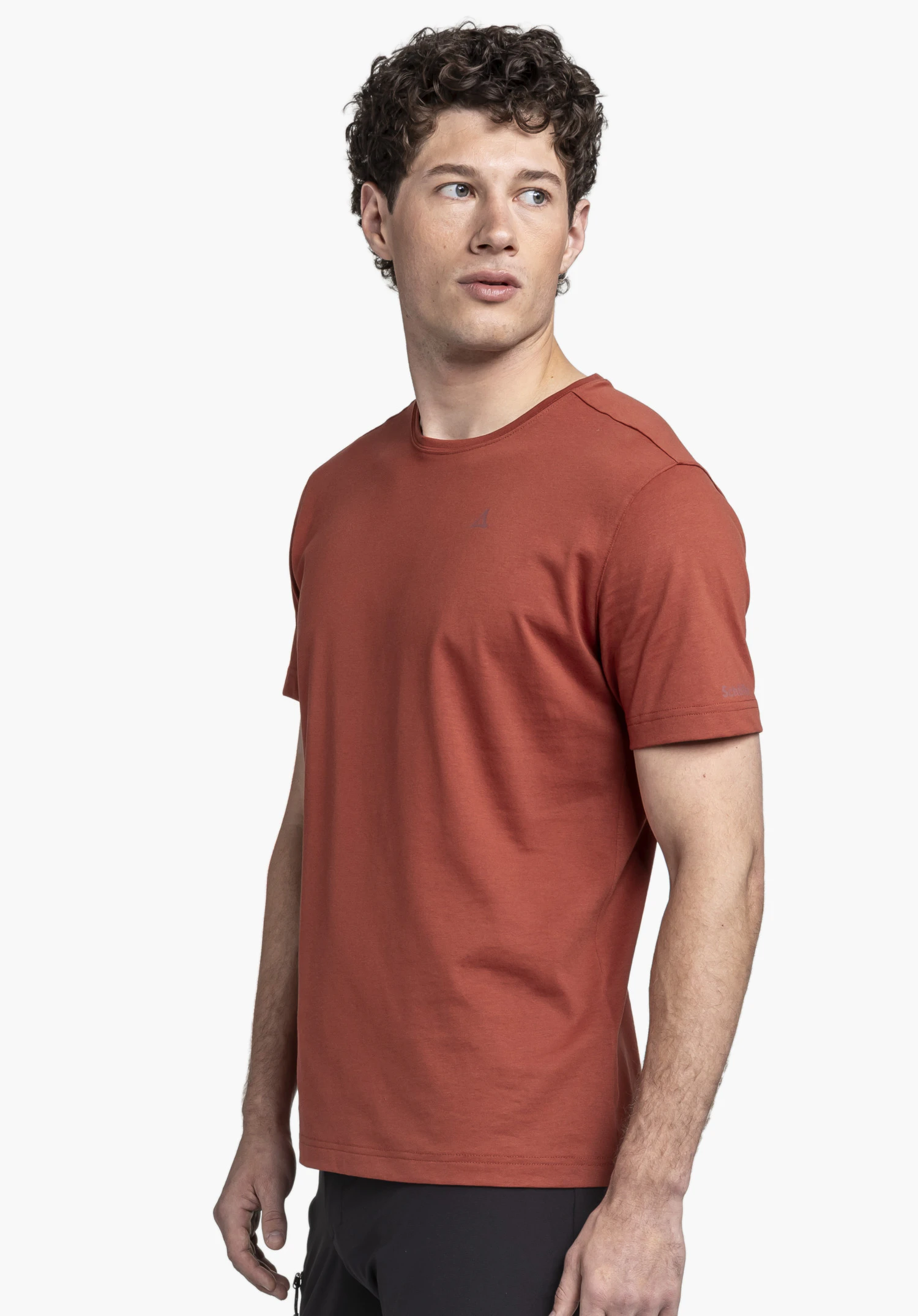 T Shirt Hohberg M in red: A model stands in a half-side pose against a neutral background. The shirt features a clean fit, with the subtle Schöffel logo visible on the chest and sleeve.