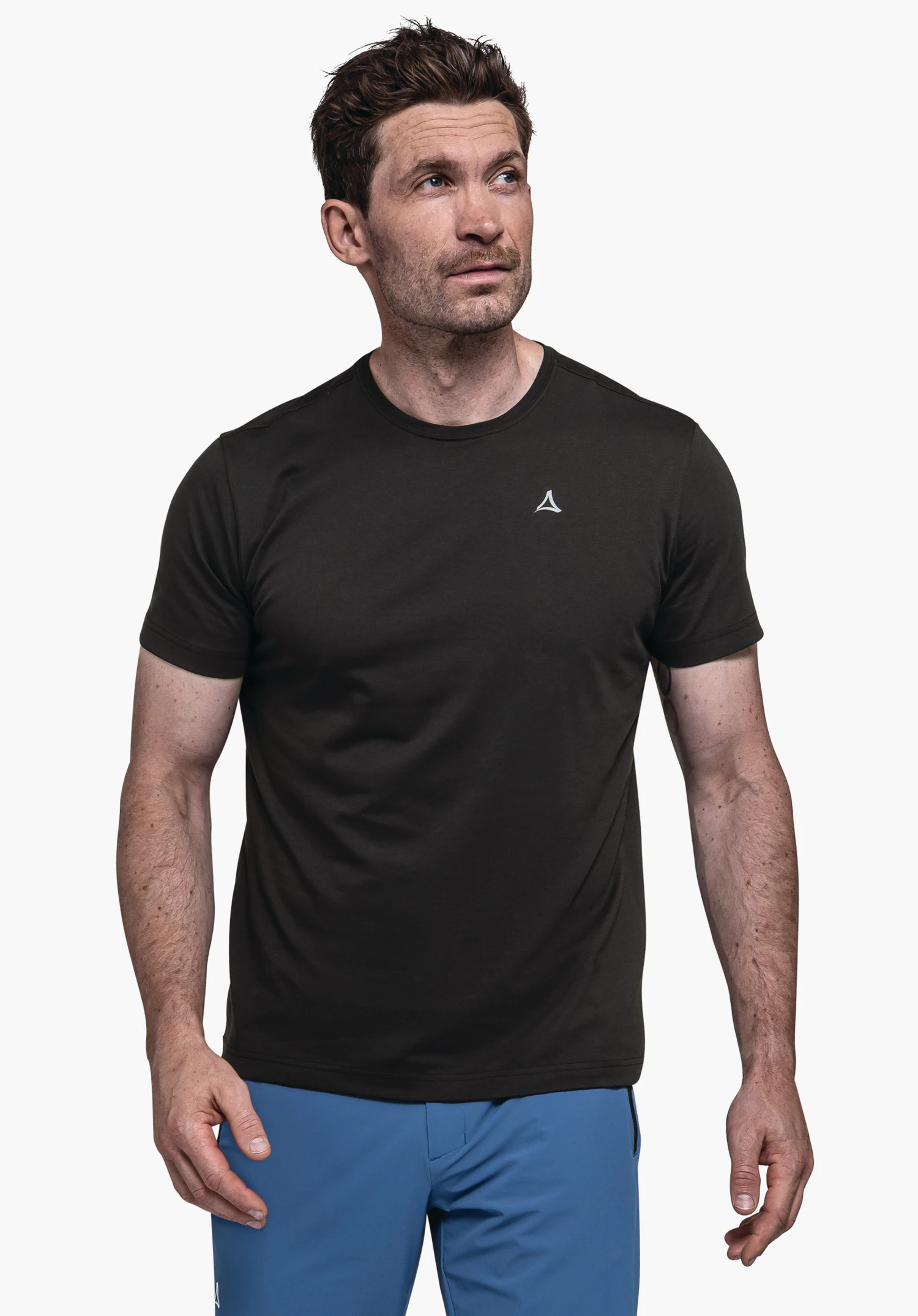 T Shirt Hohberg M in het zwart. Het model staat frontaal voor een neutrale achtergrond en presenteert het T-shirt. Het subtiel op de borst geplaatste Schöffel-logo maakt het sportieve ontwerp compleet.