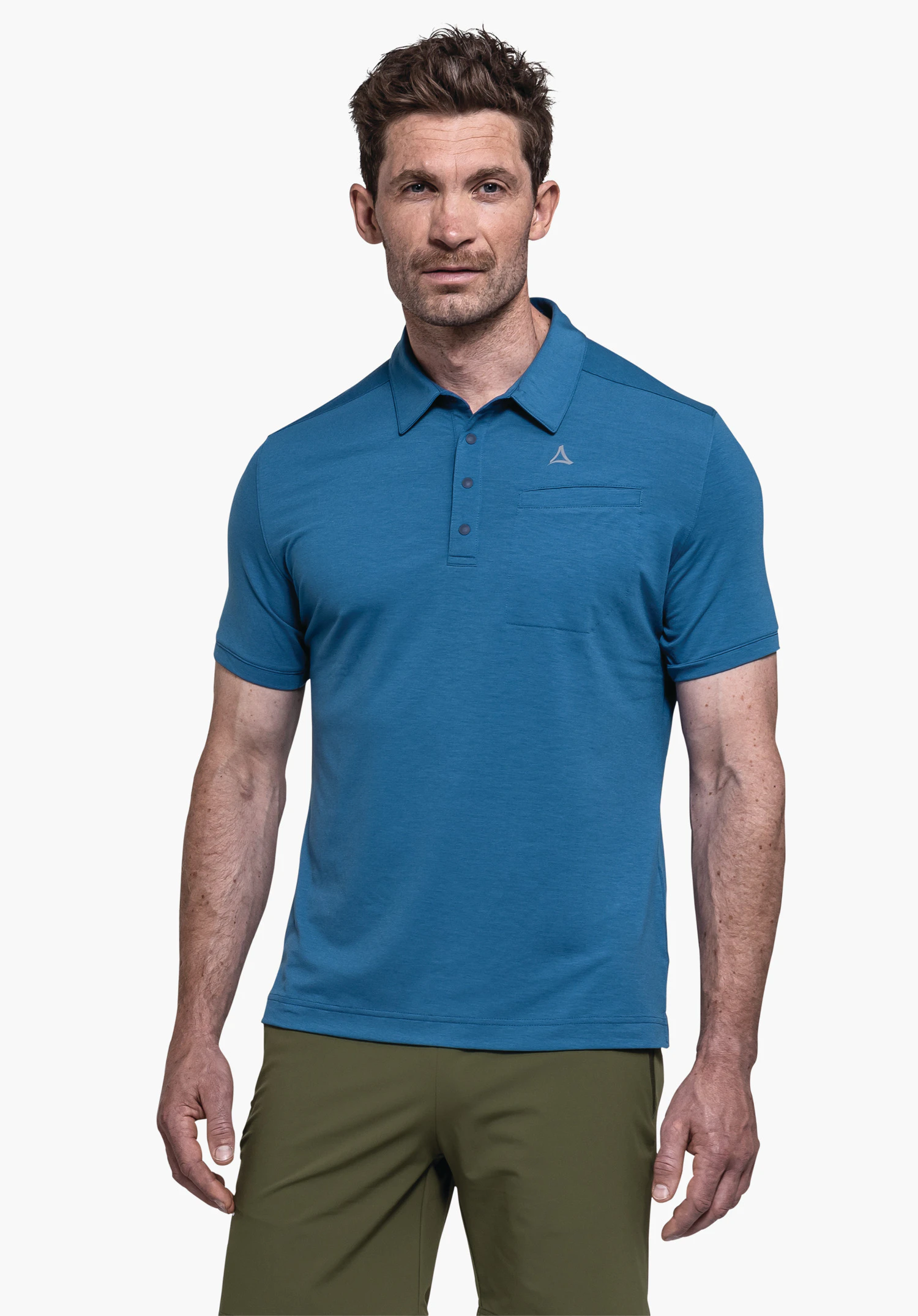 Polo Shirt Ramseck M in Blau. Das Modell steht frontal vor einem neutralen Hintergrund und trägt das Polo Shirt, das durch das dezent platzierte Schöffel-Logo auf der Brust besticht.