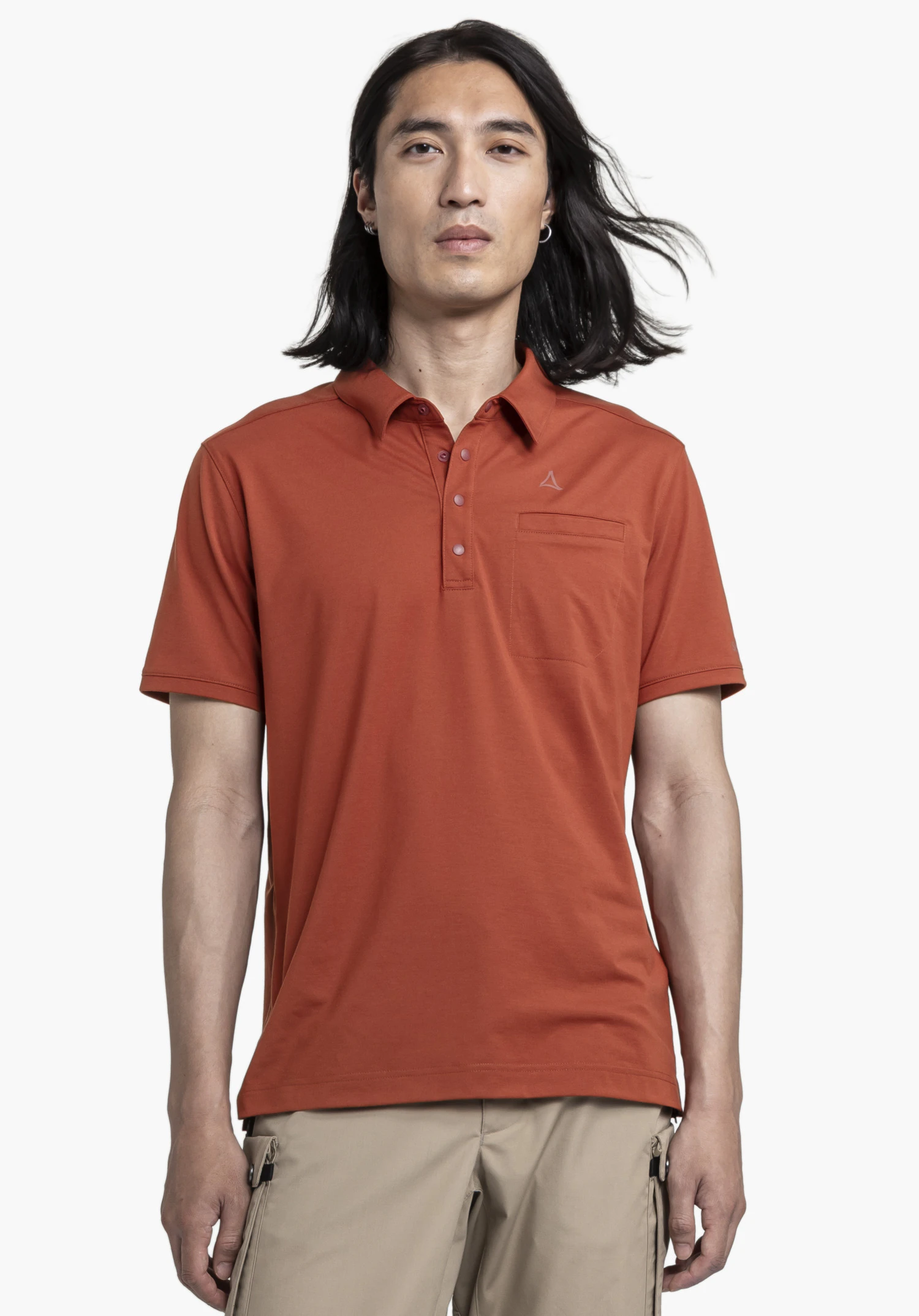 Polo Shirt Ramseck M in Rot, präsentiert in einer Frontalansicht vor einem neutralen Hintergrund. Ein männliches Model trägt das kurzärmelige Shirt, wobei das dezent platzierte Schöffel-Logo auf der Brusttasche gut erkennbar ist.