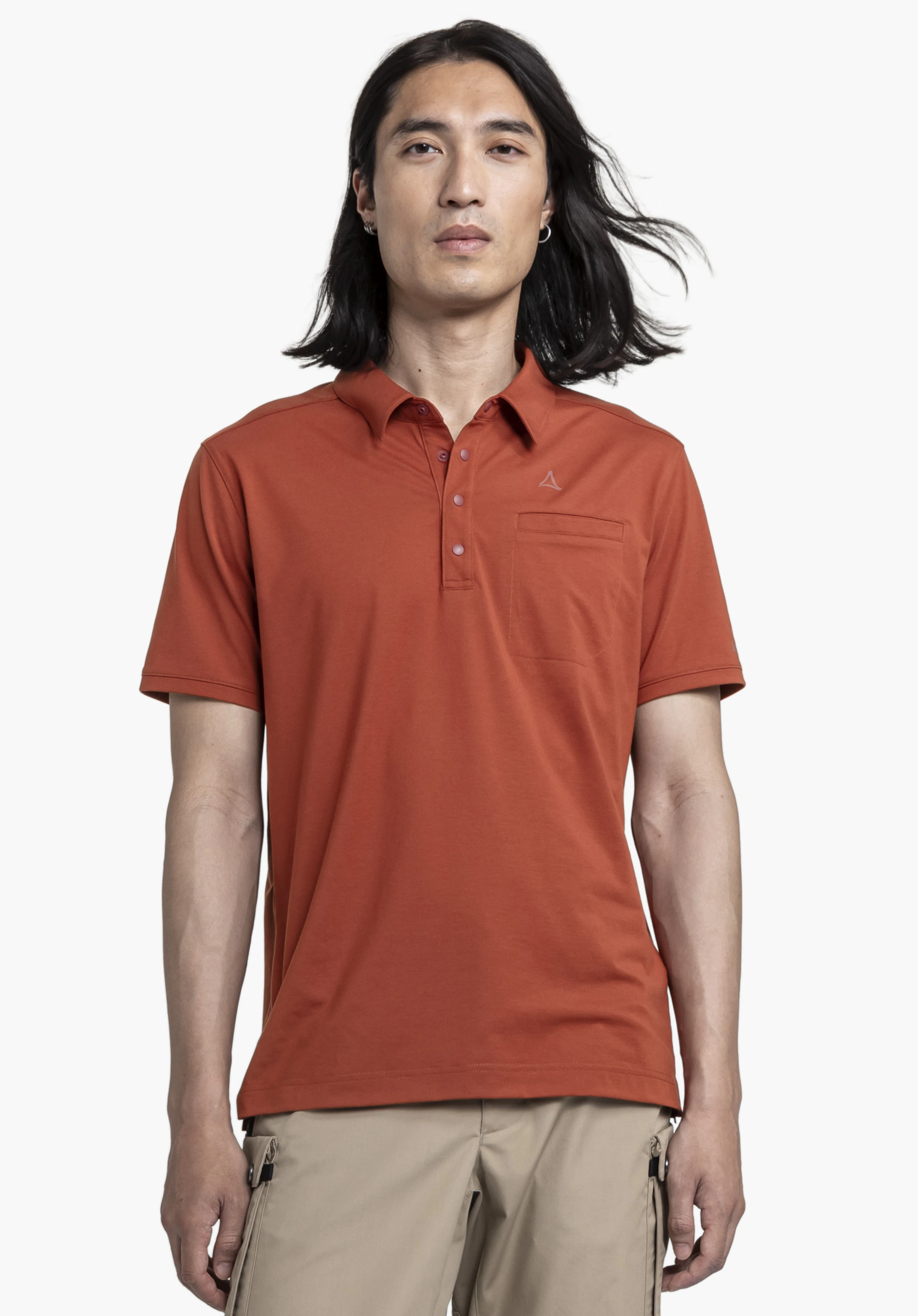 Polo Shirt Ramseck M en rouge, présenté de face sur un fond neutre. Un mannequin porte le t-shirt à manches courtes, où le logo Schöffel, discrètement placé sur la poche de poitrine, est bien visible.