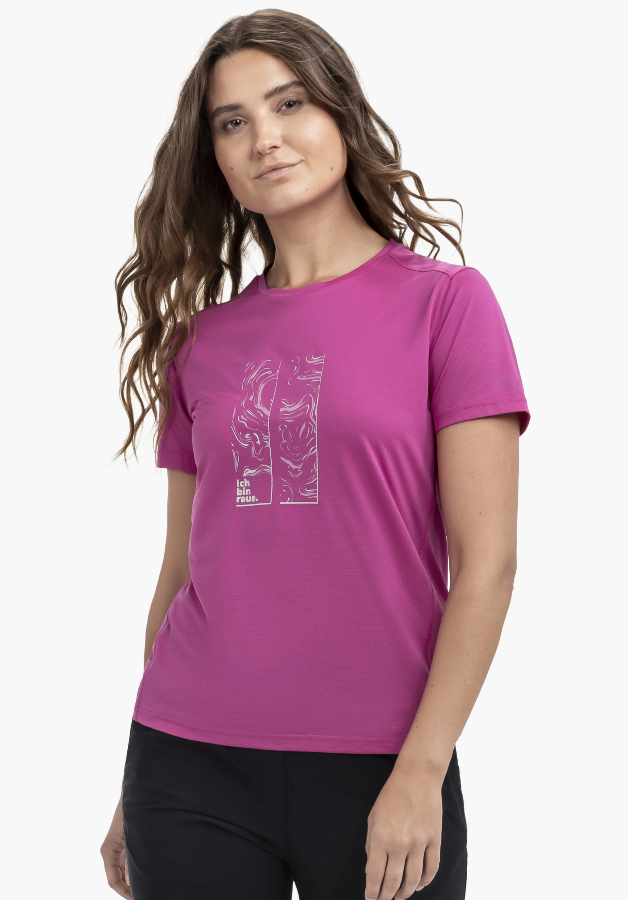 CIRC T Shirt Sulten L sur un mannequin qui se tient légèrement de biais par rapport à l'objectif. Le t-shirt de couleur rose présente un imprimé graphique sur la poitrine ainsi qu'un logo Schöffel discret sur la manche gauche, et est présenté sur un fond neutre.