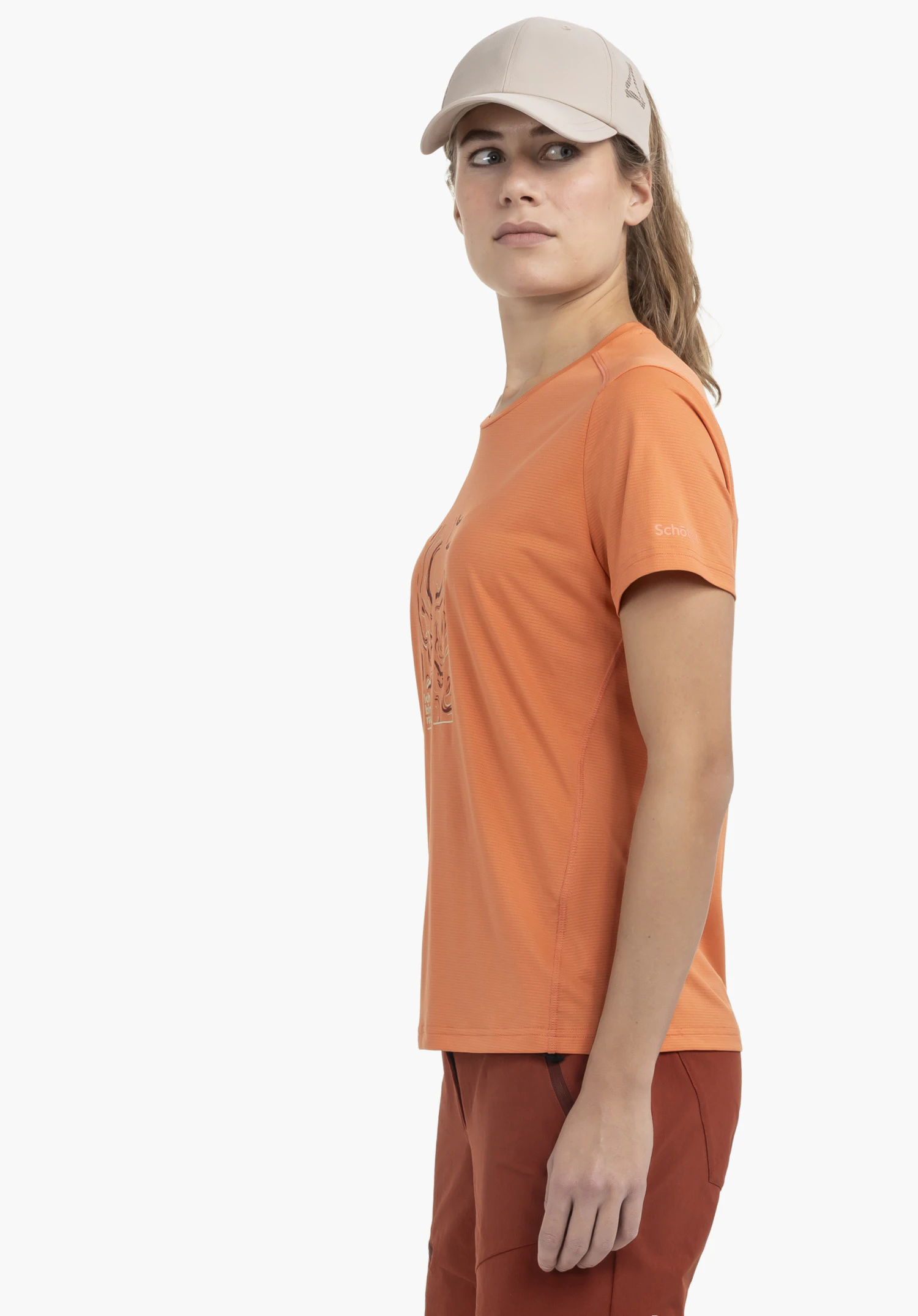 CIRC T Shirt Sulten L in fel oranje tegen een neutrale achtergrond. Het model staat zijwaarts, waardoor de pasvorm en het subtiele Schöffel-logo op de mouw goed zichtbaar zijn.