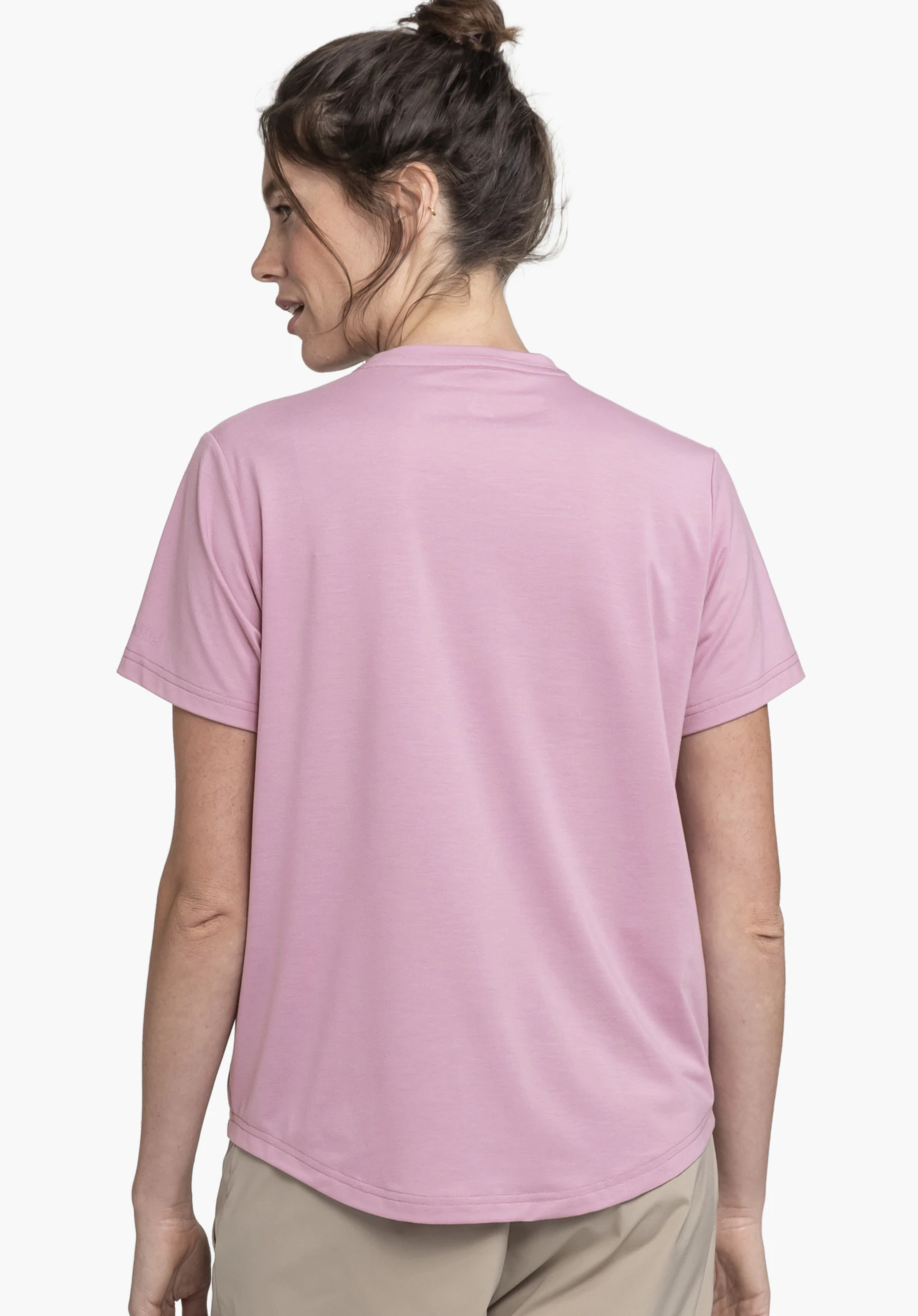 T Shirt Haberspitz L de couleur rosa, présenté en vue de dos avec un regard par-dessus l'épaule et un logo Schöffel discret sur la manche, sur un fond neutre.