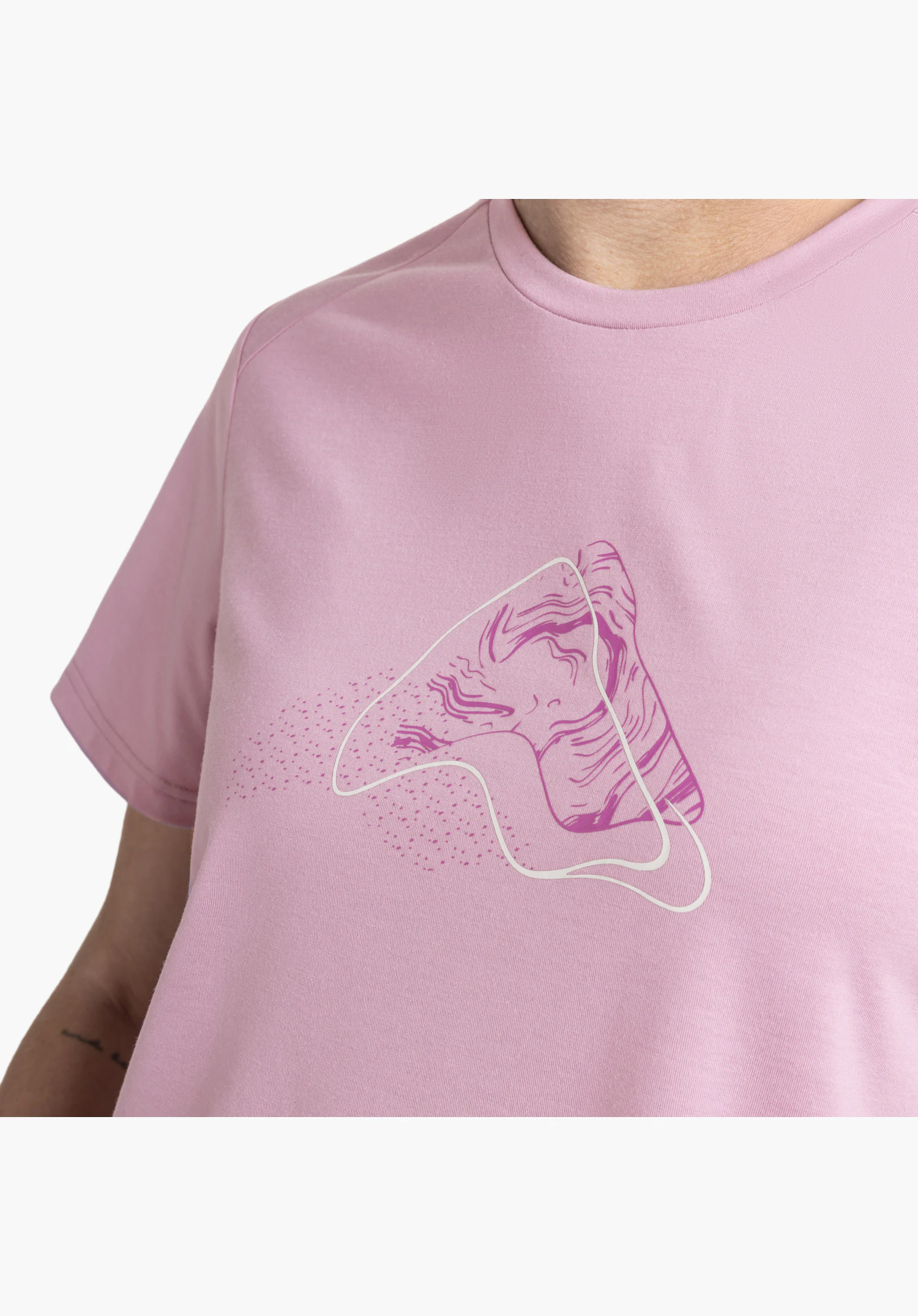 T Shirt Haberspitz L en rose. Le mannequin est vu en gros plan au niveau de la poitrine, présentant l'imprimé marquant sur le devant sur un fond neutre.