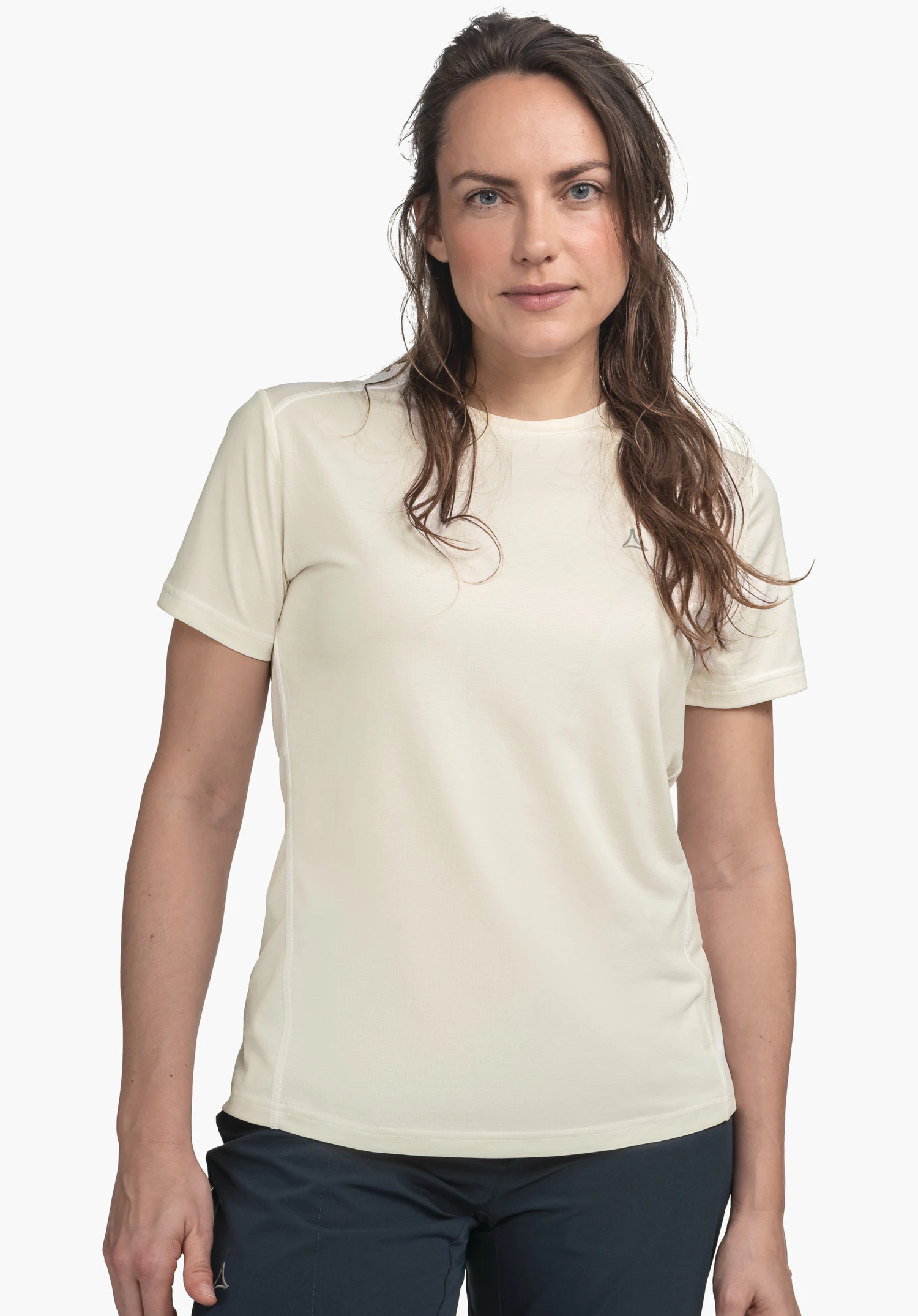 CIRC T Shirt Tauron L Weißes T‑Shirt, getragen von einer Frau, frontal stehend; Schöffel-Logo auf linker Brust. Kontext: neutraler weißer Hintergrund, dunkelblaue Hose, braune Haare locker über Schulter.