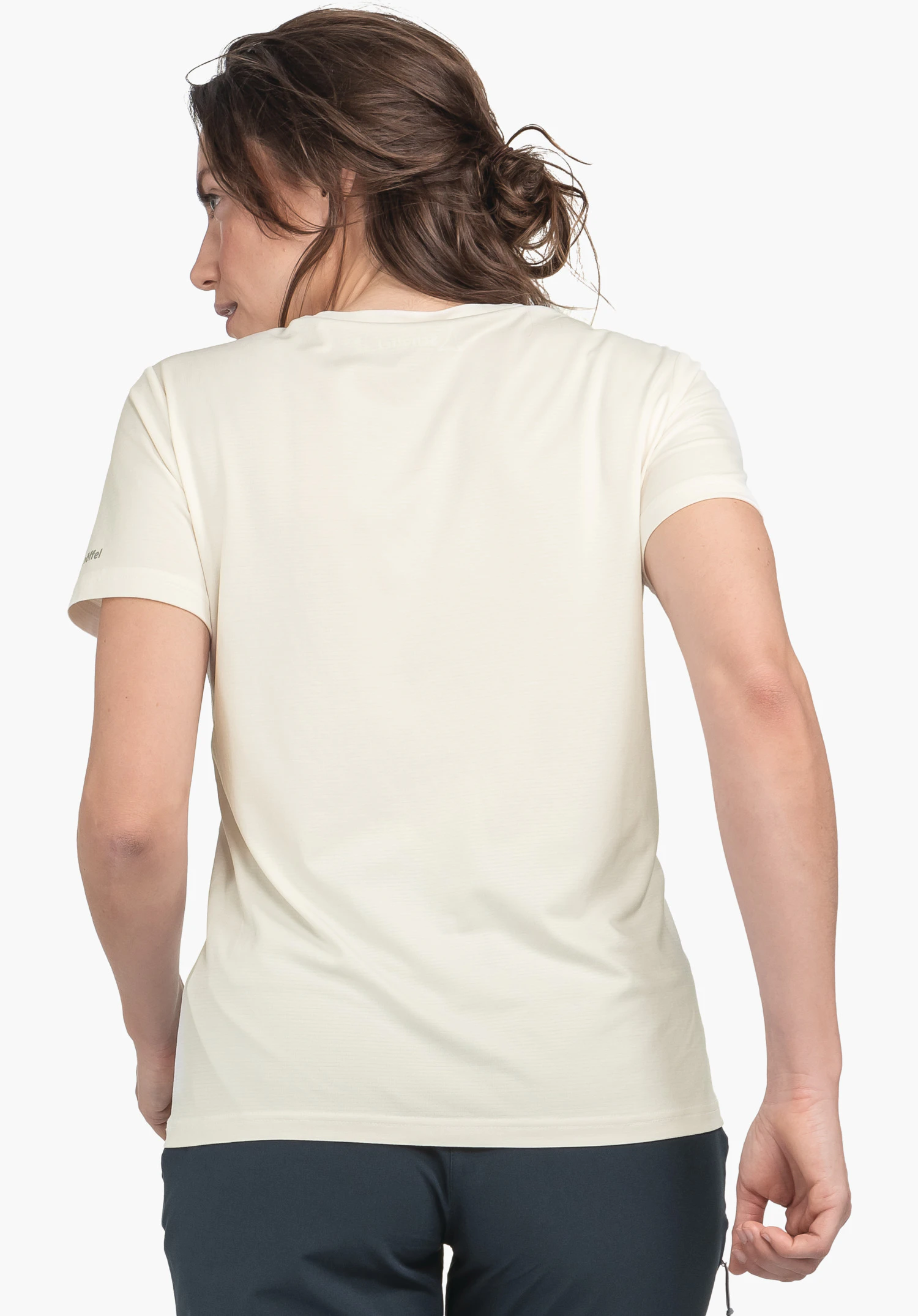 CIRC T Shirt Tauron L Hellweißes T-Shirt; getragen von einer Person, die Oberkörper dreht und nach links blickt; vor neutralem weißem Hintergrund, dunkelblaue Hose sichtbar; Text auf Ärmel: "Schöffel".