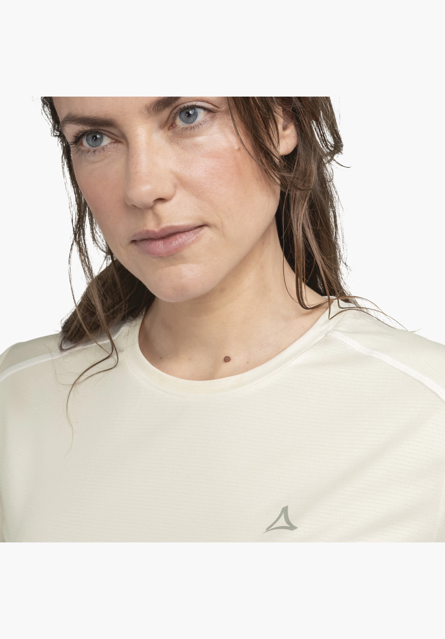 CIRC T Shirt Tauron L Detailansicht des Rundhalsausschnitts und der feinen Stoffstruktur in der Farbe natur mit Schöffel-Logo auf der Brust, Nahaufnahme vor weißem Hintergrund.