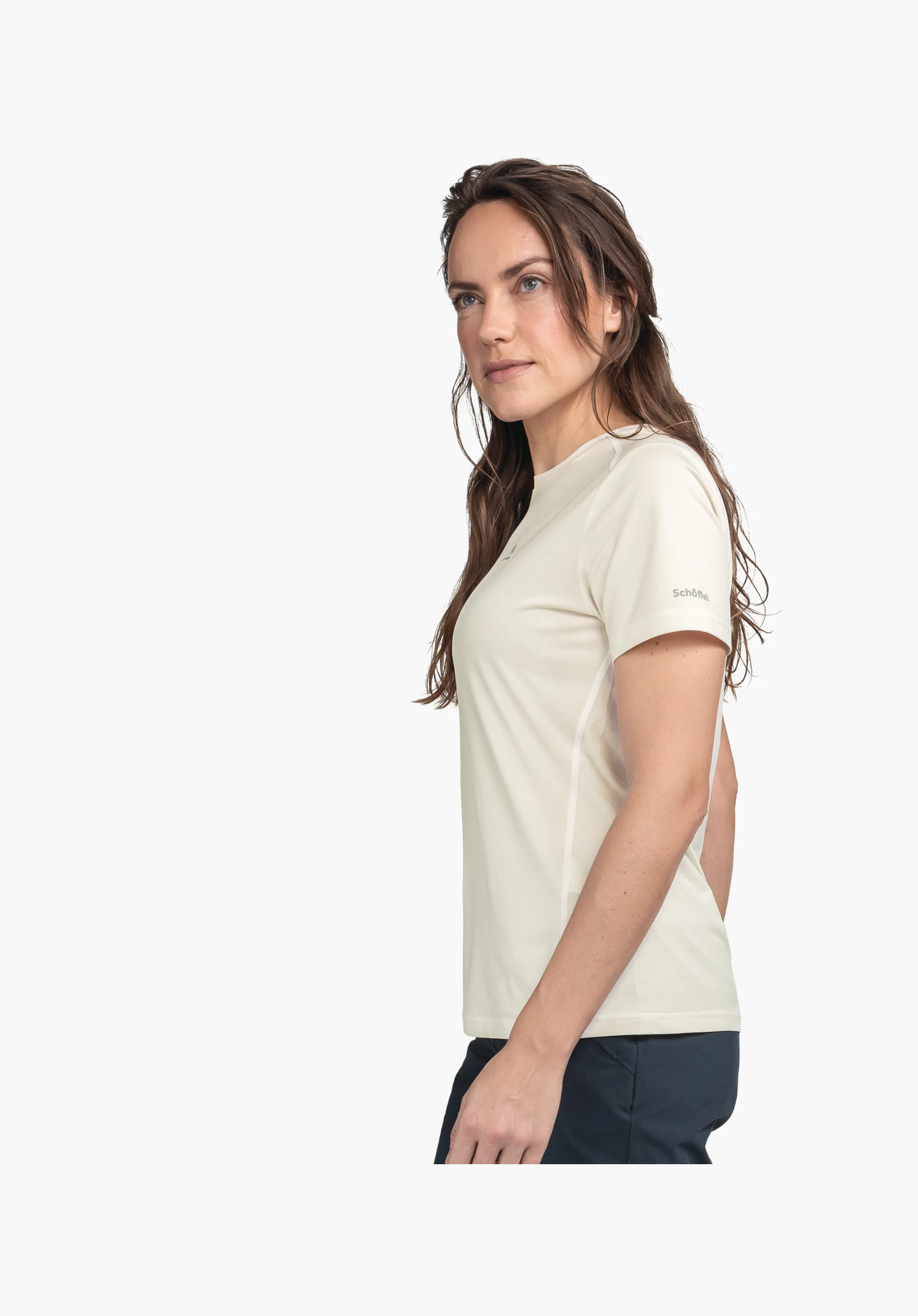 CIRC T Shirt Tauron L Hellweißes T-Shirt, Frau trägt es, blickt seitlich vor neutralem hellen Hintergrund; Schöffel-Logo auf Brust, Schriftzug "Schöffel" auf Ärmel.