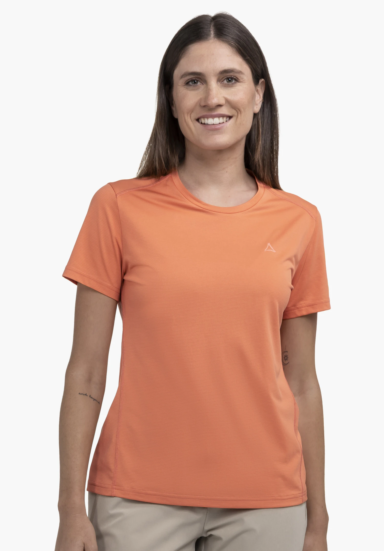 CIRC T Shirt Tauron L in Orange. Ein Model in Frontalansicht trägt das T-Shirt mit sichtbarem Schöffel-Logo auf der linken Brust und steht vor einem neutralen Hintergrund.