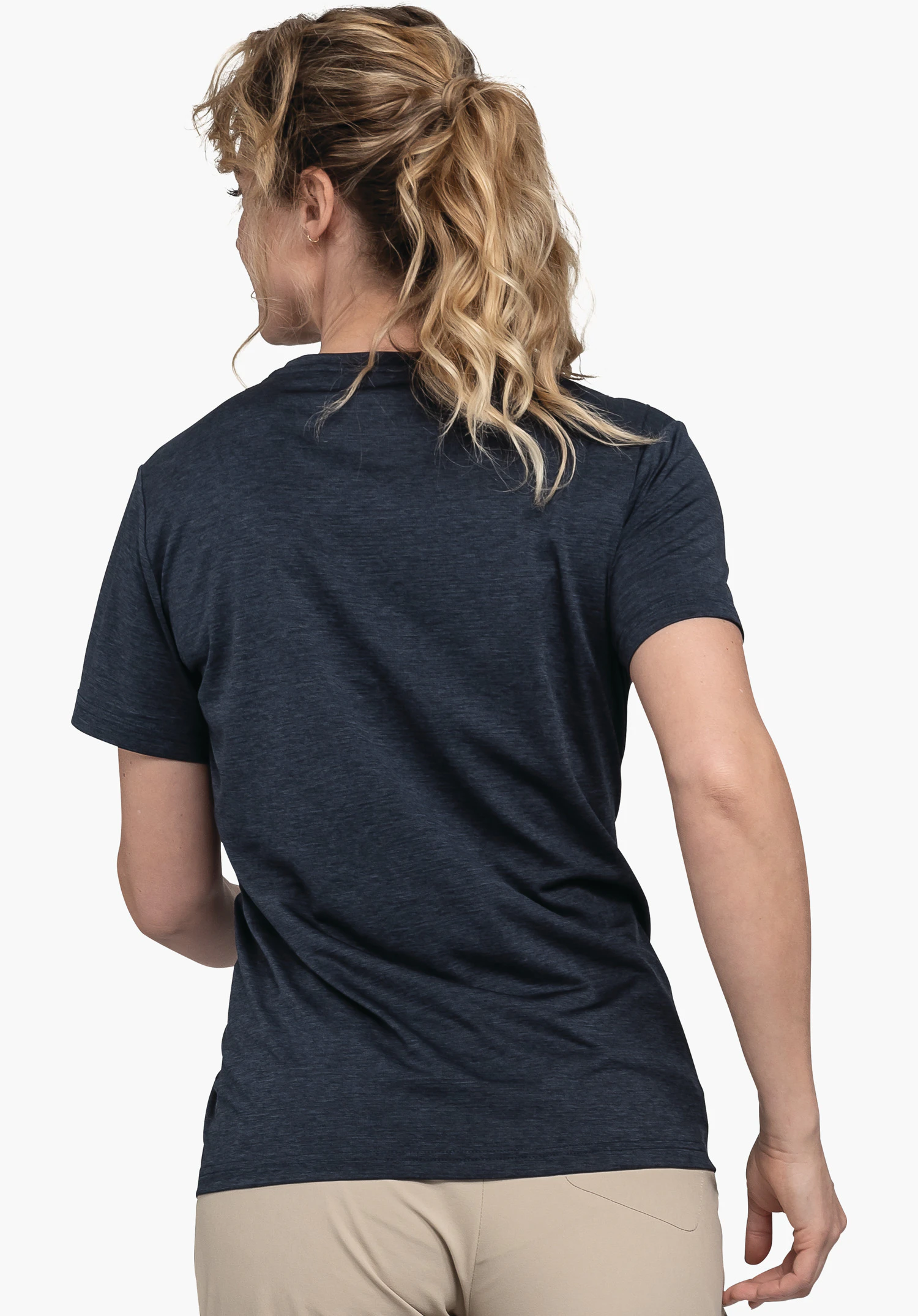 CIRC T Shirt Tauron L dark blue T-shirt worn by a woman standing with her back to the camera; light blonde wavy hair in a ponytail; light beige trousers; white background.