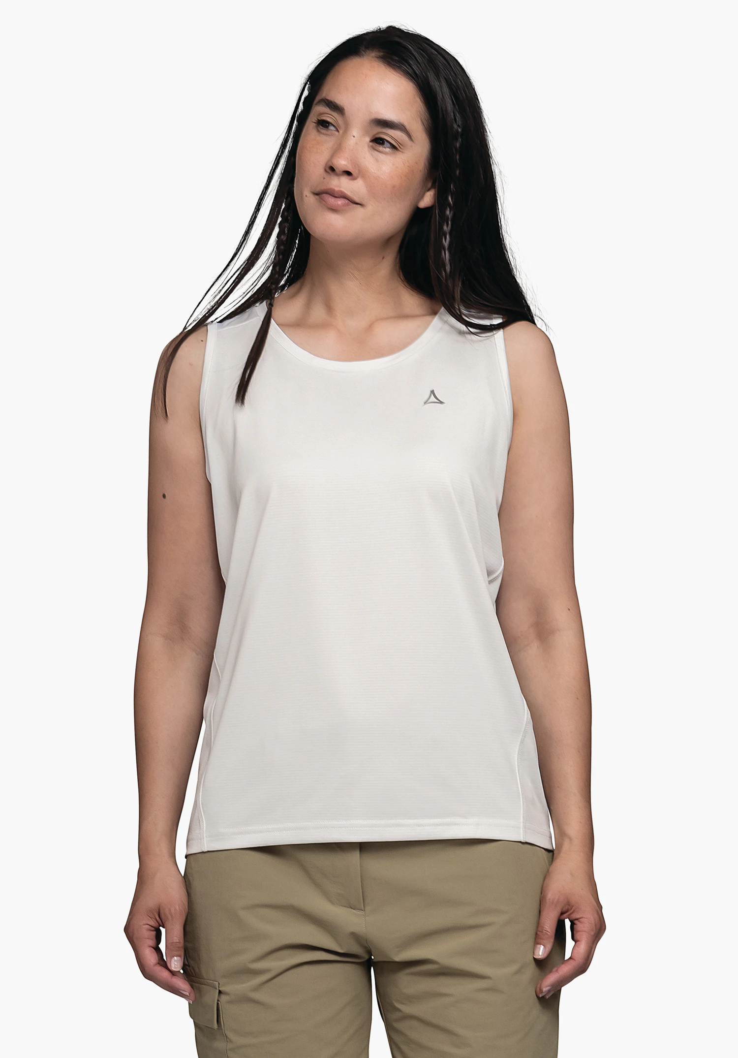 CIRC Top Tauron L: Das Model steht in der Frontalansicht und blickt zur Seite. Sie trägt das ärmellose Top in der Farbe Natur mit sichtbarem Schöffel-Logo auf der linken Brust, präsentiert vor einem neutralen Hintergrund.