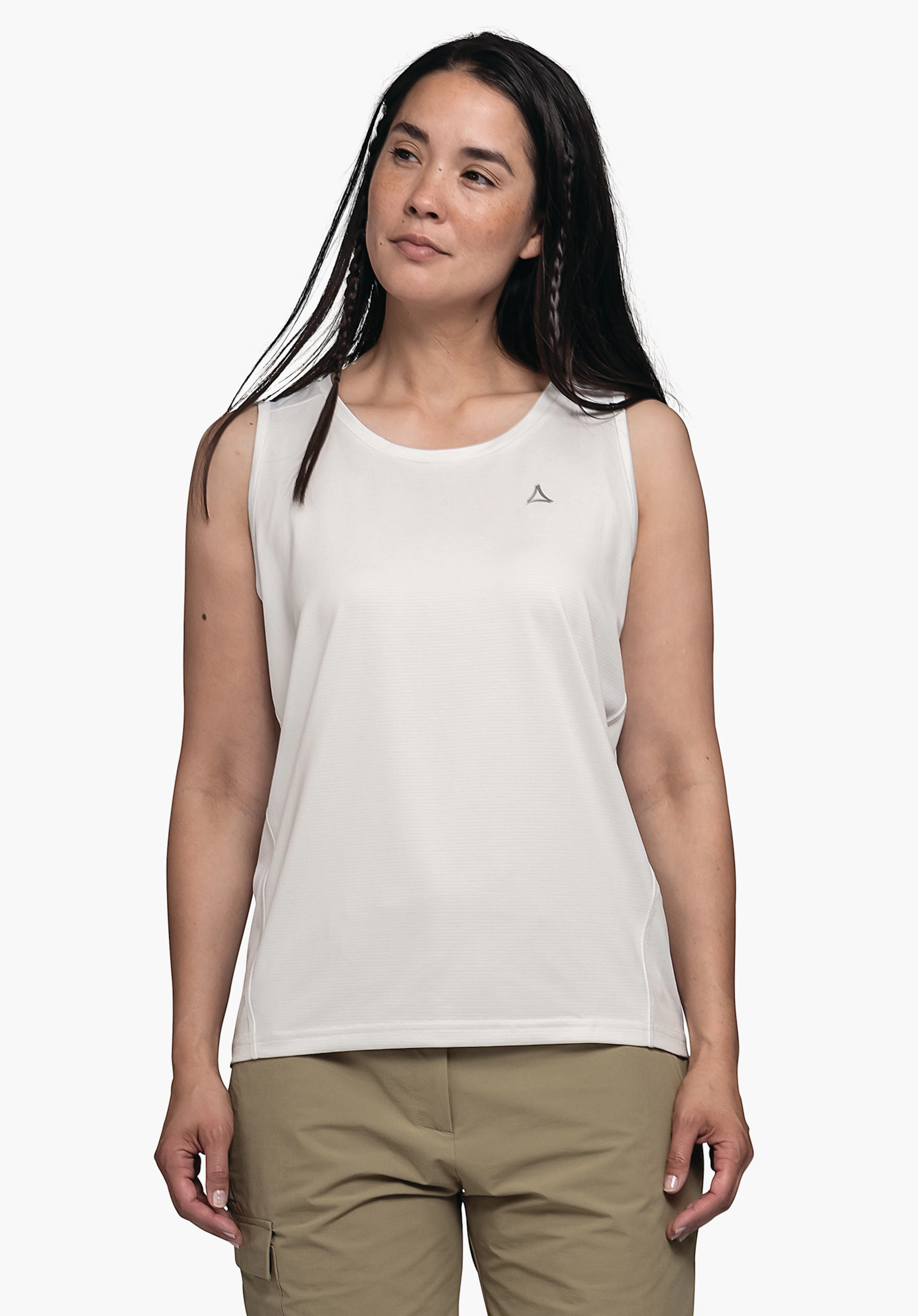CIRC Top Tauron L: Das Model steht in der Frontalansicht und blickt zur Seite. Sie trägt das ärmellose Top in der Farbe Natur mit sichtbarem Schöffel-Logo auf der linken Brust, präsentiert vor einem neutralen Hintergrund.