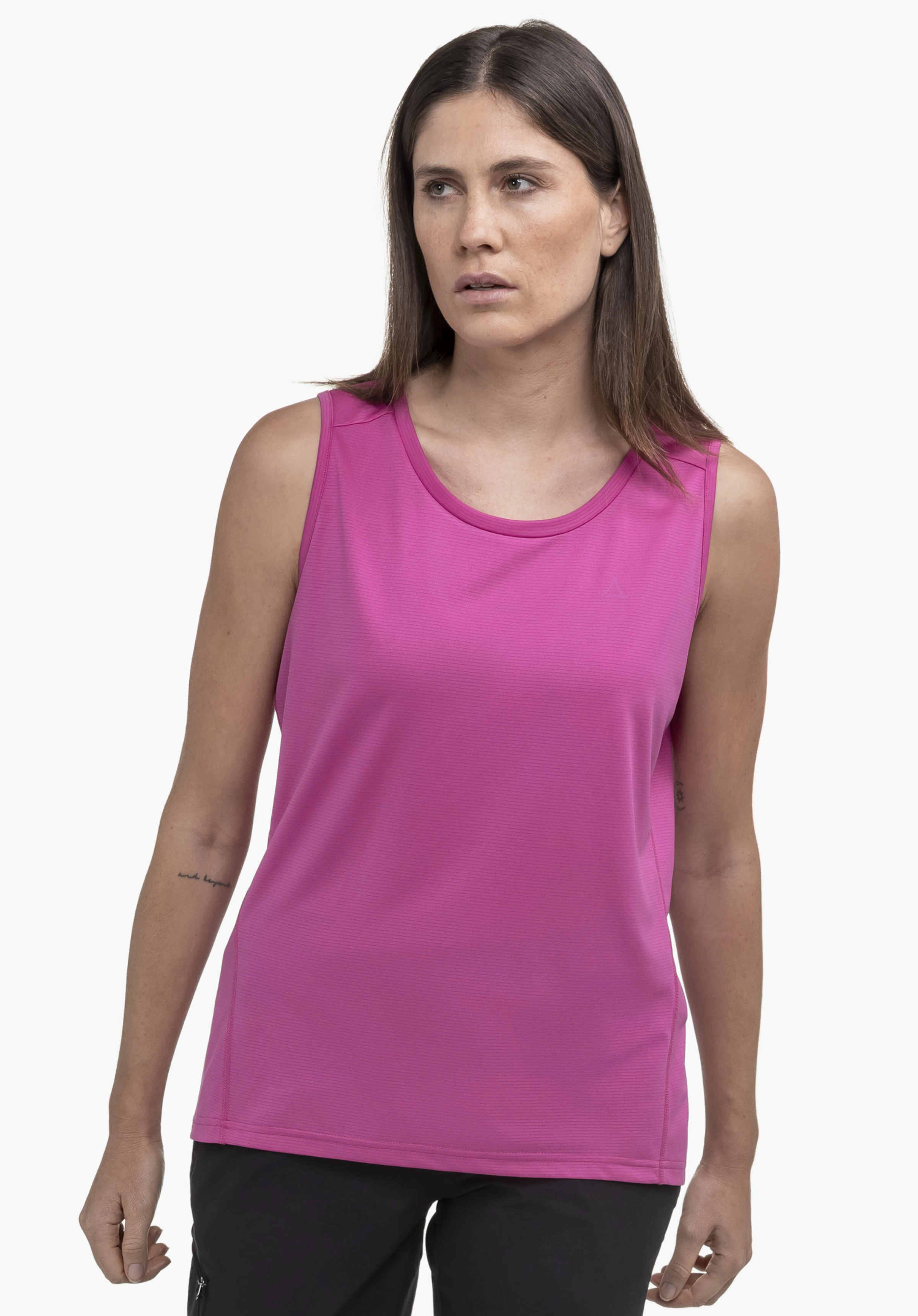 CIRC Top Tauron L. A model stands facing the front and wears the sleeveless top in the colour pink with a subtle Schöffel-Logo on the chest. The picture shows the garment against a neutral background.