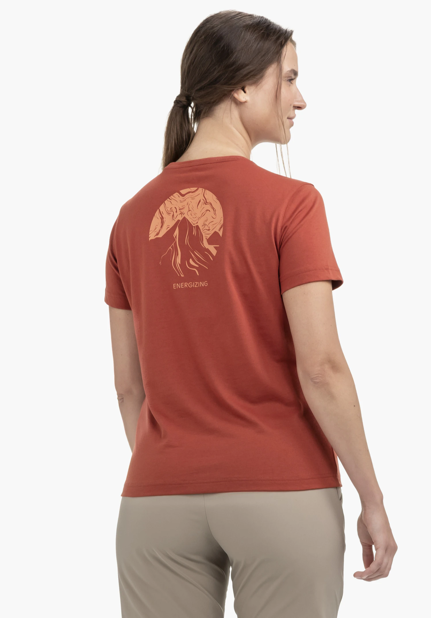 T Shirt Buchberg L in red. A woman is seen from the back against a neutral background, wearing the T-shirt. The striking back print and the subtly placed Schöffel logo complete the sporty look.