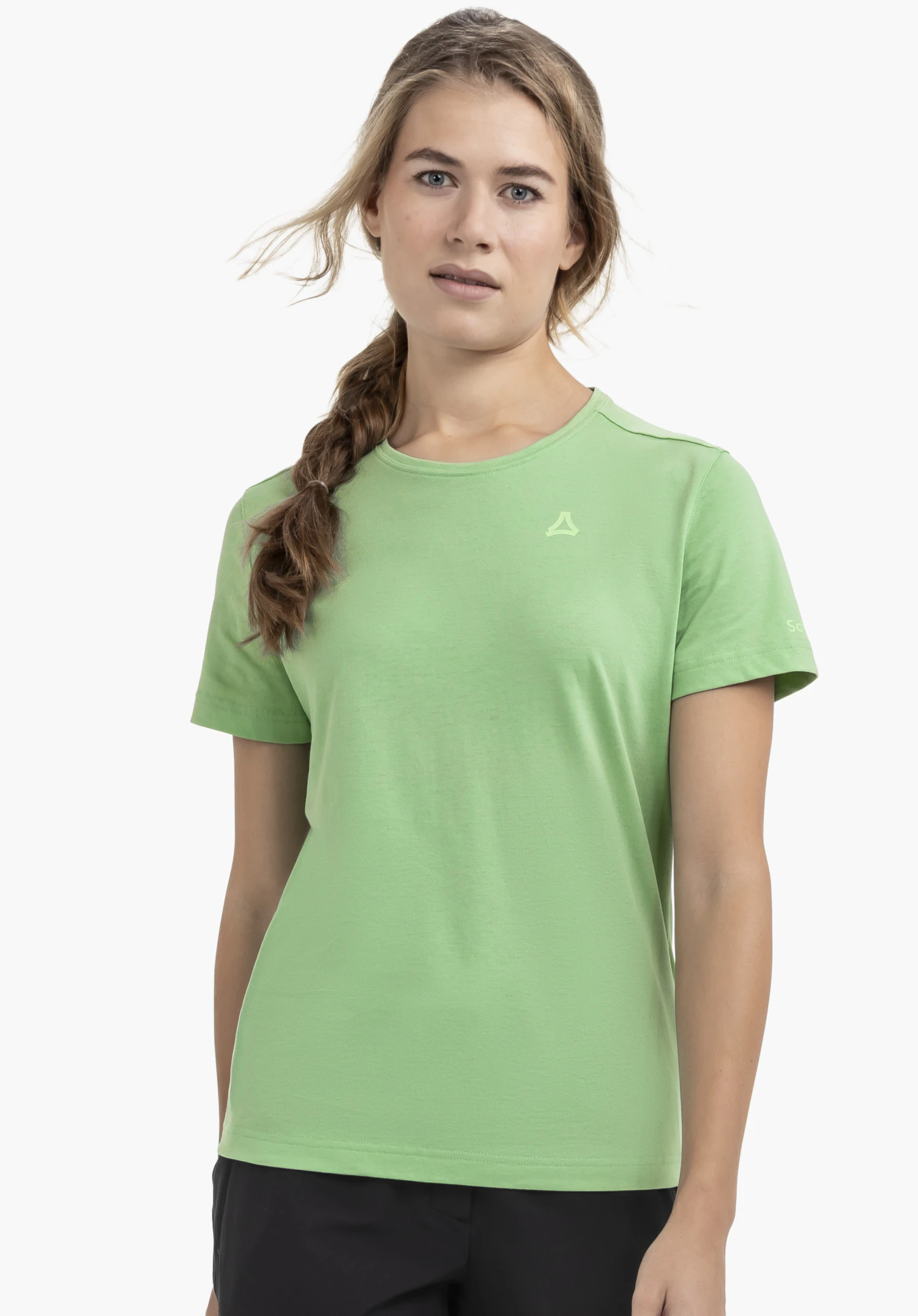 T Shirt Buchberg L en vert. Un modèle se tient de face et porte le t-shirt avec un petit Schöffel-Logo sur la poitrine gauche devant un fond neutre.