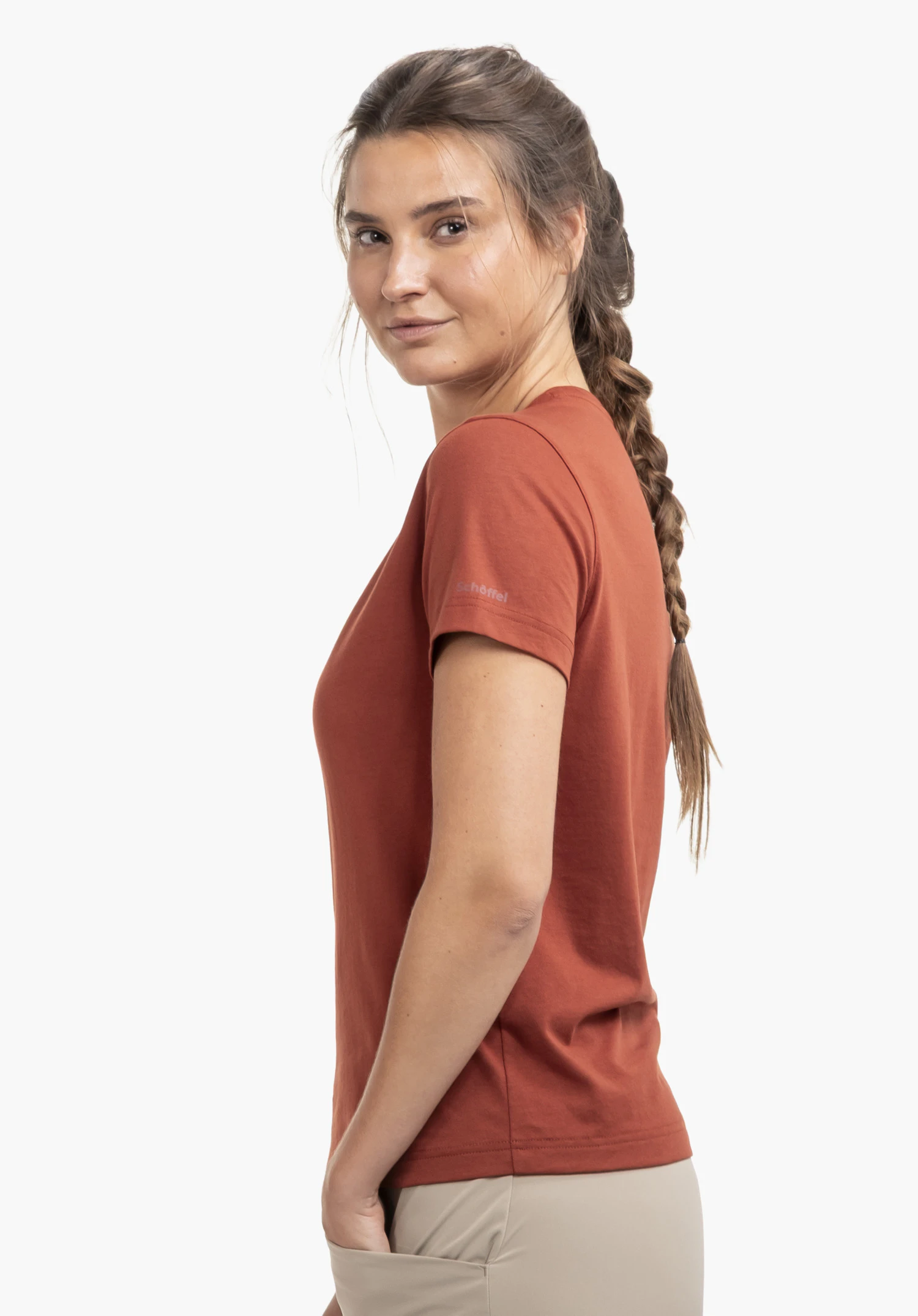 T Shirt Hohberg L en rouge. Un mannequin se tient de profil et regarde la caméra, présentant le t-shirt avec le logo Schöffel visible sur la manche devant un fond neutre.