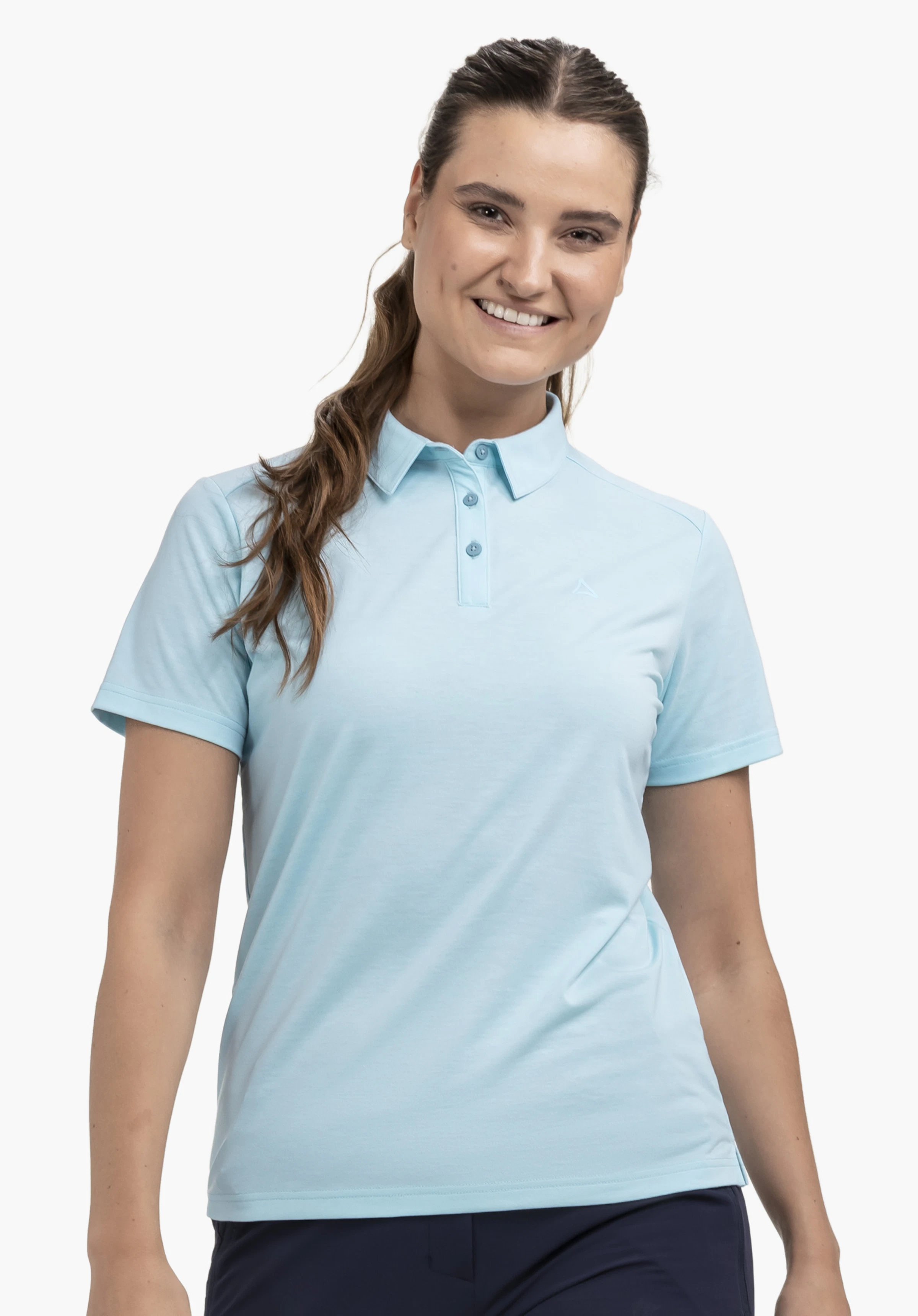 Polo Shirt Ramseck L porté par un mannequin souriant se tenant de face. Le polo bleu avec le Schöffel-Logo sur la poitrine est présenté sur un fond neutre.