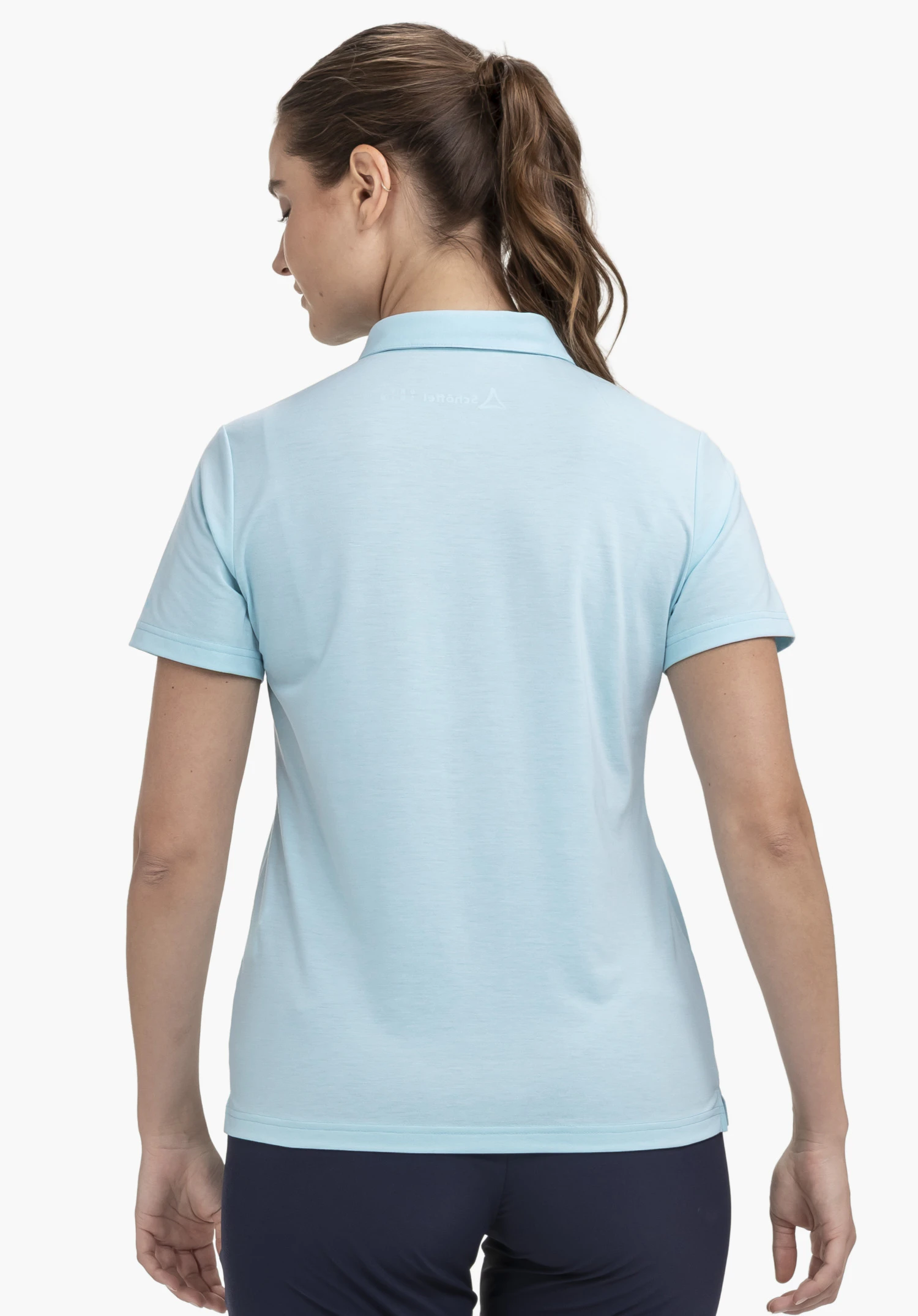 Polo Shirt Ramseck L en bleu présente une vue arrière du haut sur un mannequin devant un fond neutre, où le logo Schöffel discret est visible au niveau de la nuque.